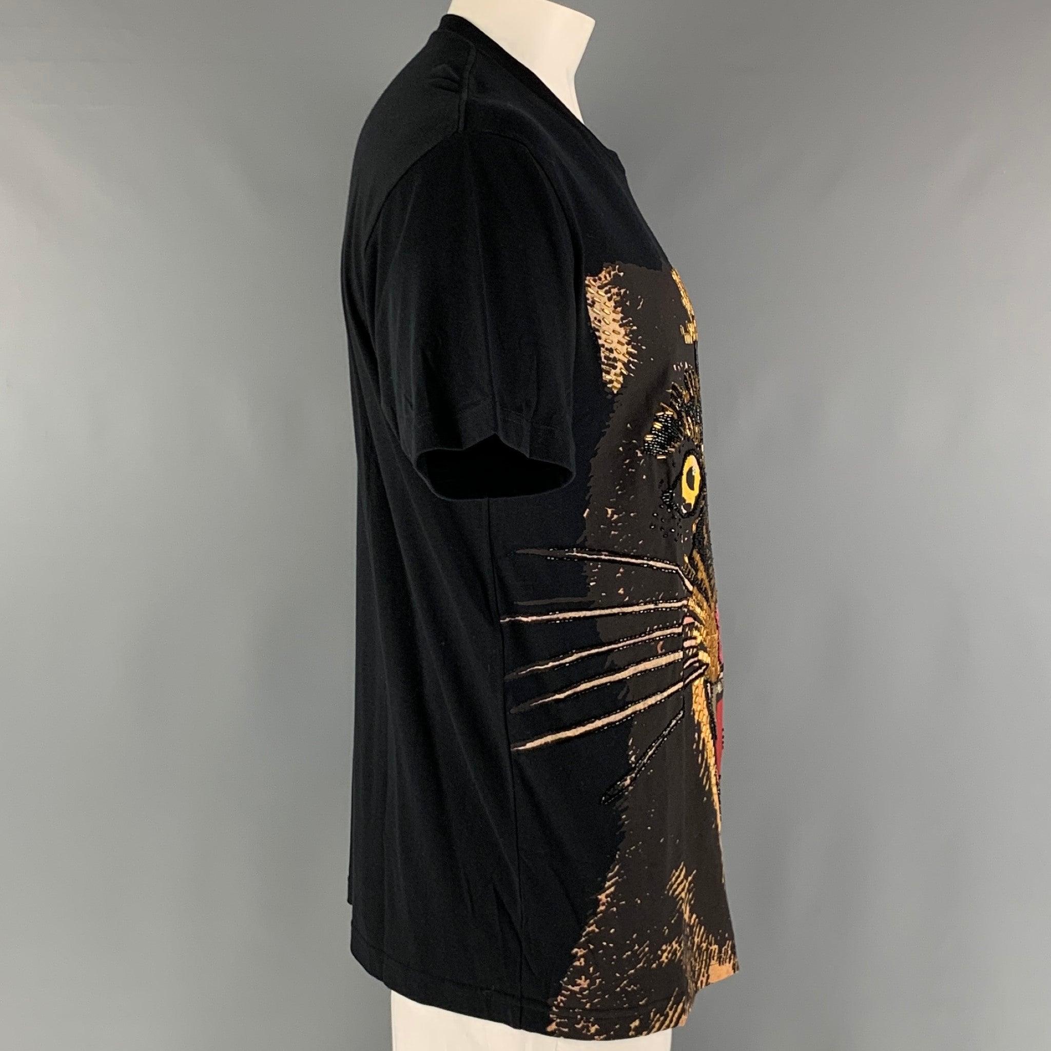 GUCCI F/W 2019 oversized t-shirt comes in a black jersey cotton knit material featuring a feline print with bead and sequin embroidery design at front and a crew-neck. Made in Italy.New with Tags. 

Marked:   S 

Measurements: 
 
Shoulder: 22 inches