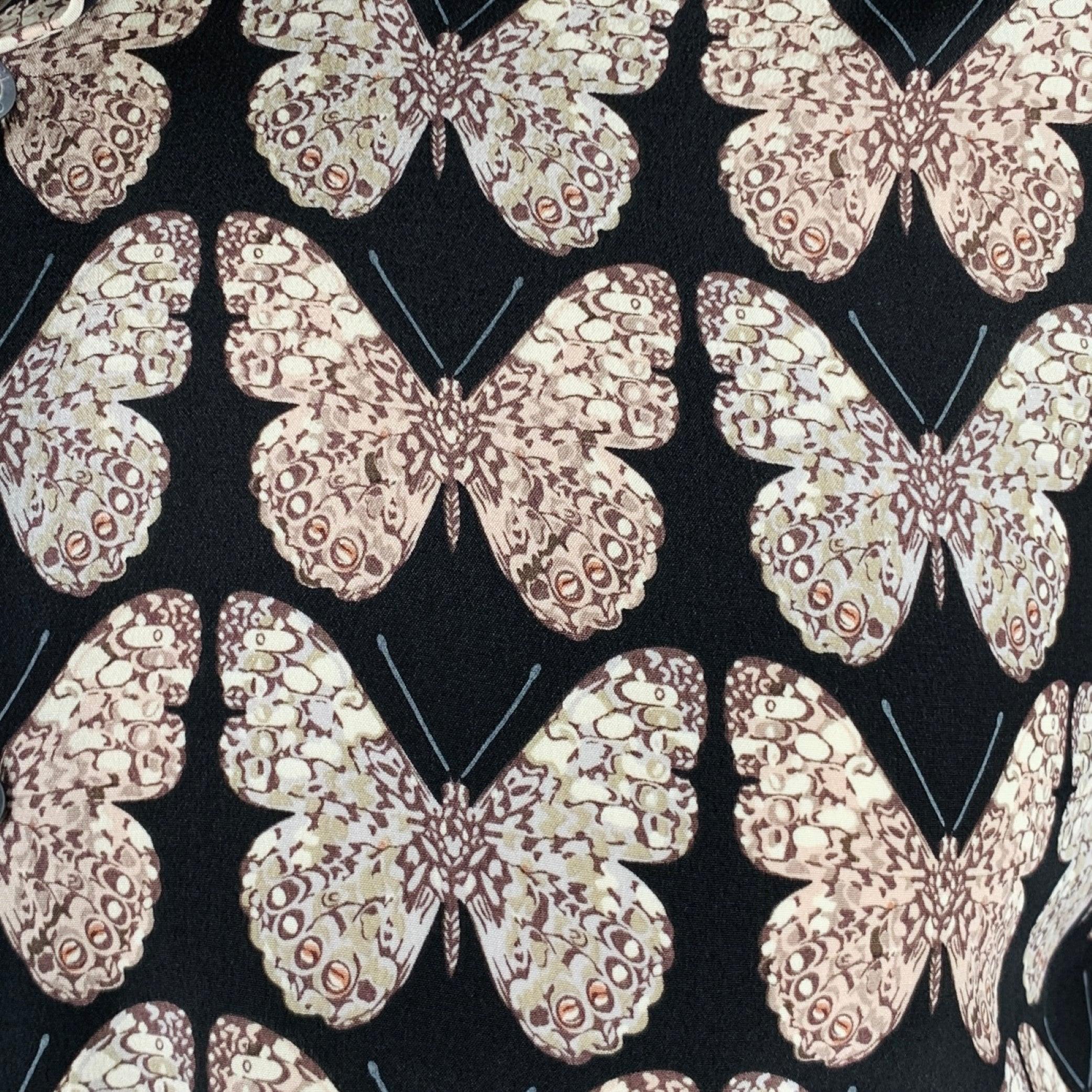 GUCCI long sleeve shirt
in a black silk woven fabric featuring a rose and grey butterfly print, spread collar, and button closure. Made in Italy.Excellent Pre-Owned Condition. 

Marked:   39/15.5 

Measurements: 
 
Shoulder: 16.5 inches Chest: 39