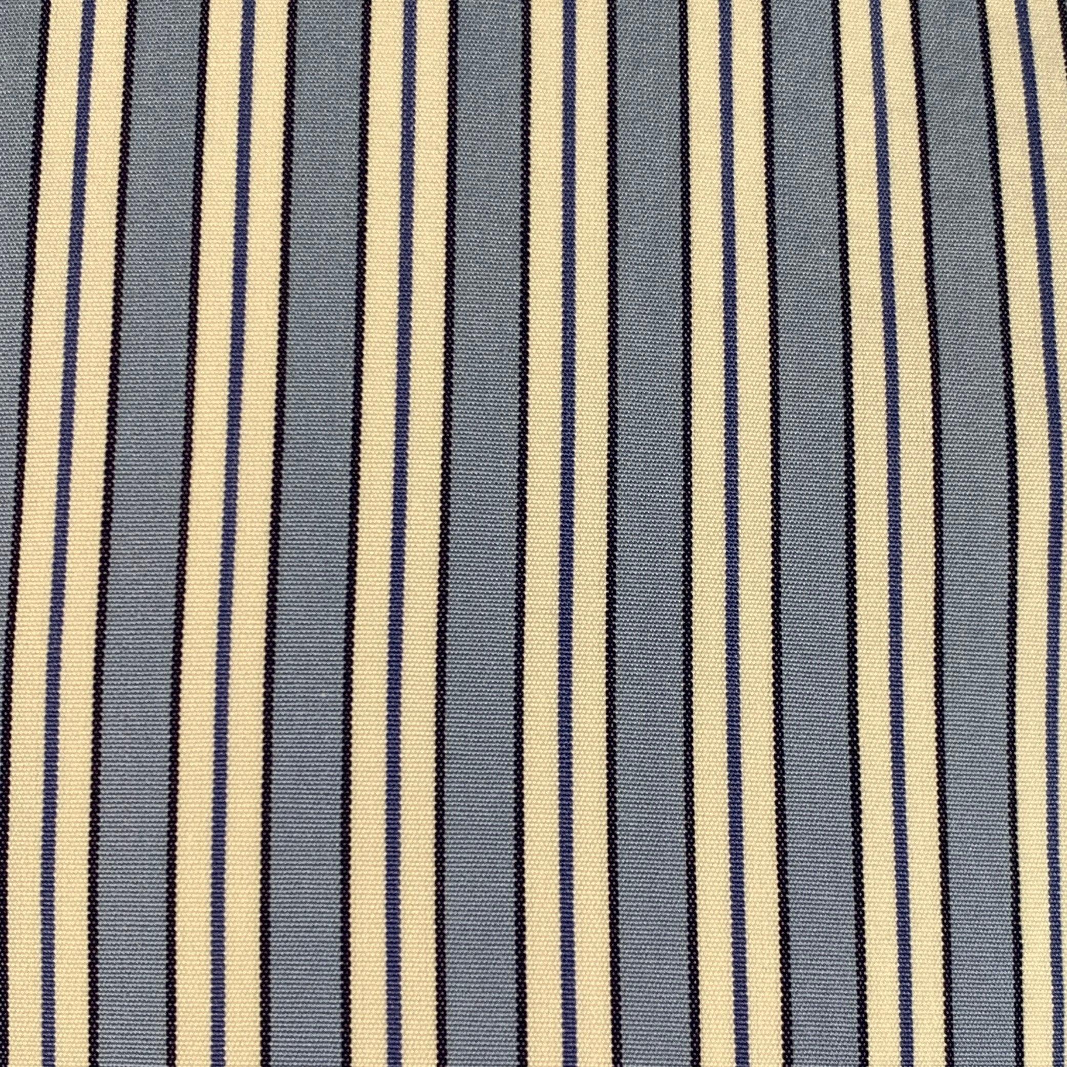 Camicia a maniche lunghe Gucci
in tessuto di cotone blu e bianco con colletto a punta, motivo a righe e chiusura con bottoni. Made in Italy. Eccellente condizione di usato. 

Contrassegnato:   39/15.5 

Misure: 
 
Spalla: 15,75 pollici Petto: 40