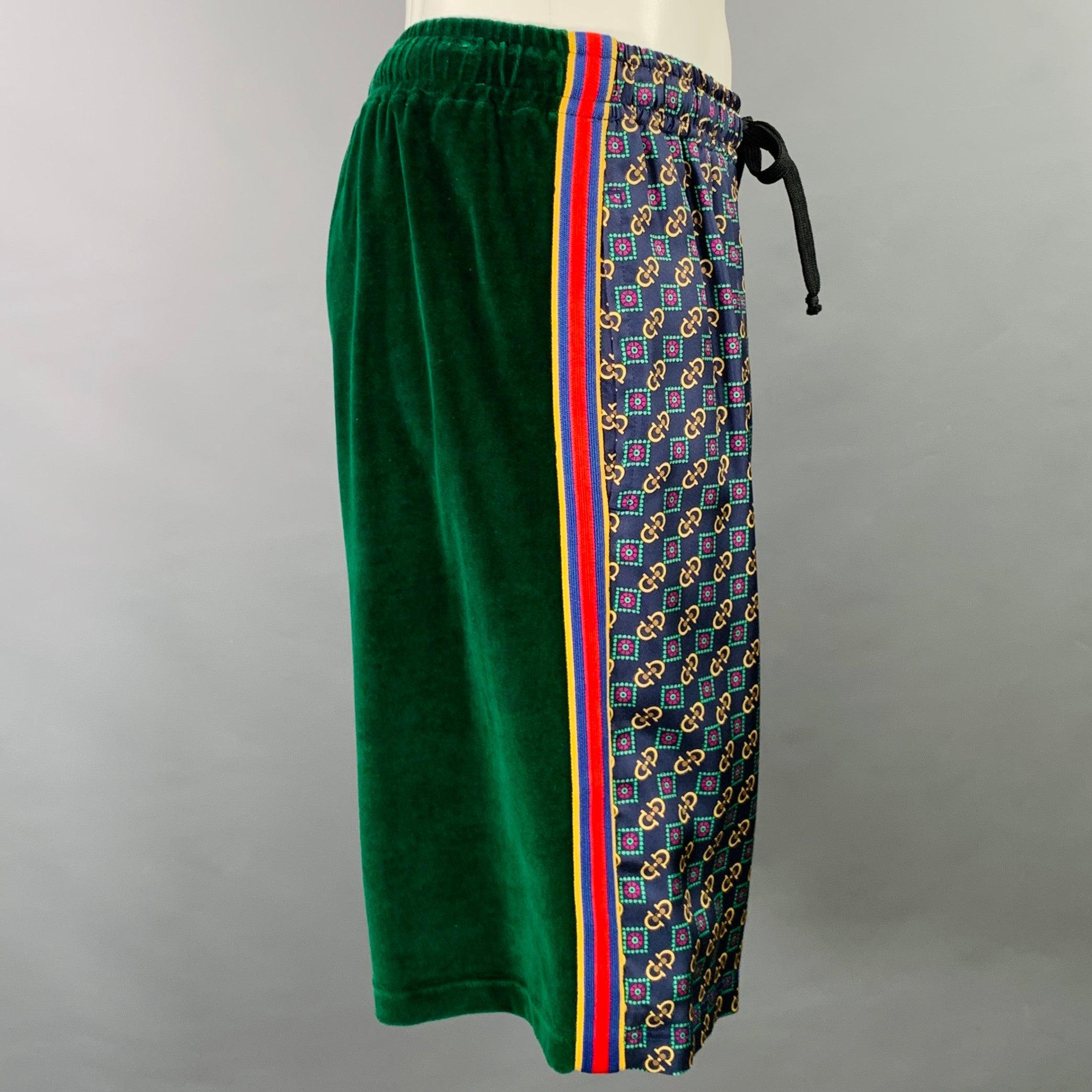GUCCI Shorts aus Acetat für 2019, mit einem grünen Rückenteil aus Baumwollsamt und einem grünen und mehrfarbigen GG Horsebit aus Polyamidgewebe. Schlitztaschen und Kordelzugverschluss. Hergestellt in Italien &New with Tags. 

Markiert:   S