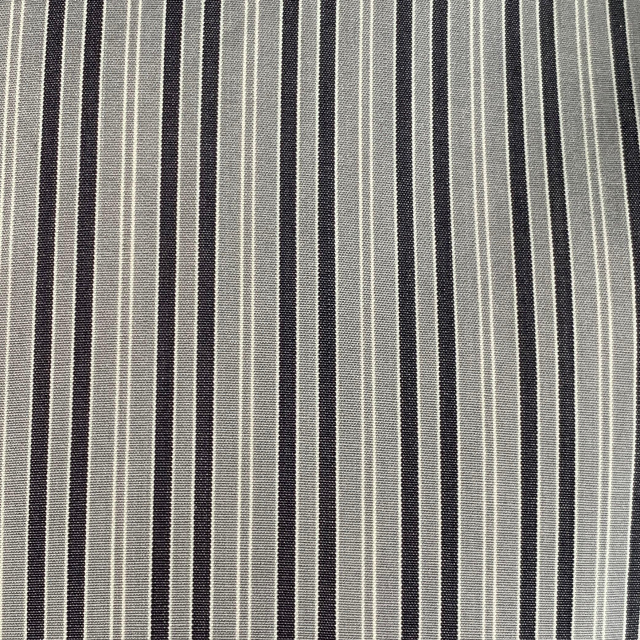 Chemise à manches longues de Gucci
en coton tissé gris, avec un motif à rayures gris anthracite et blanches, des poignets français et une fermeture à boutons. Boutons de manchette non inclus. Fabriqué en Italie. Très bon état. Petite marque au dos.