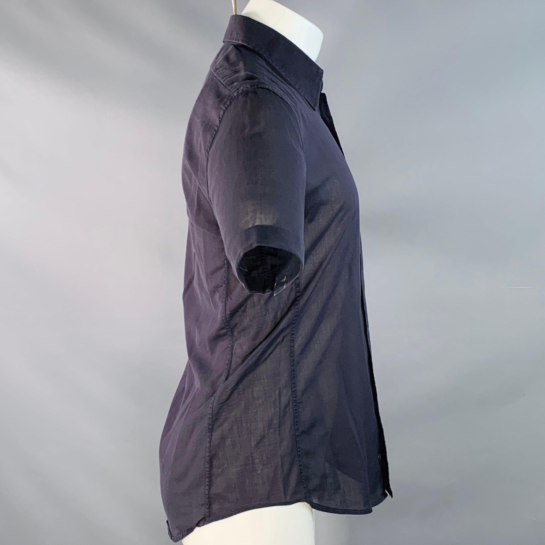 Camiseta de manga corta GUCCI
en tejido azul marino (parece algodón), con cuello curvado, un bolsillo y cierre de botones.
Etiqueta del tejido descolorida. 

Marcado:   40/15.75 

Medidas: 
 
Hombro 16,75 pulgadas Pecho: 41 pulgadas Manga: 9