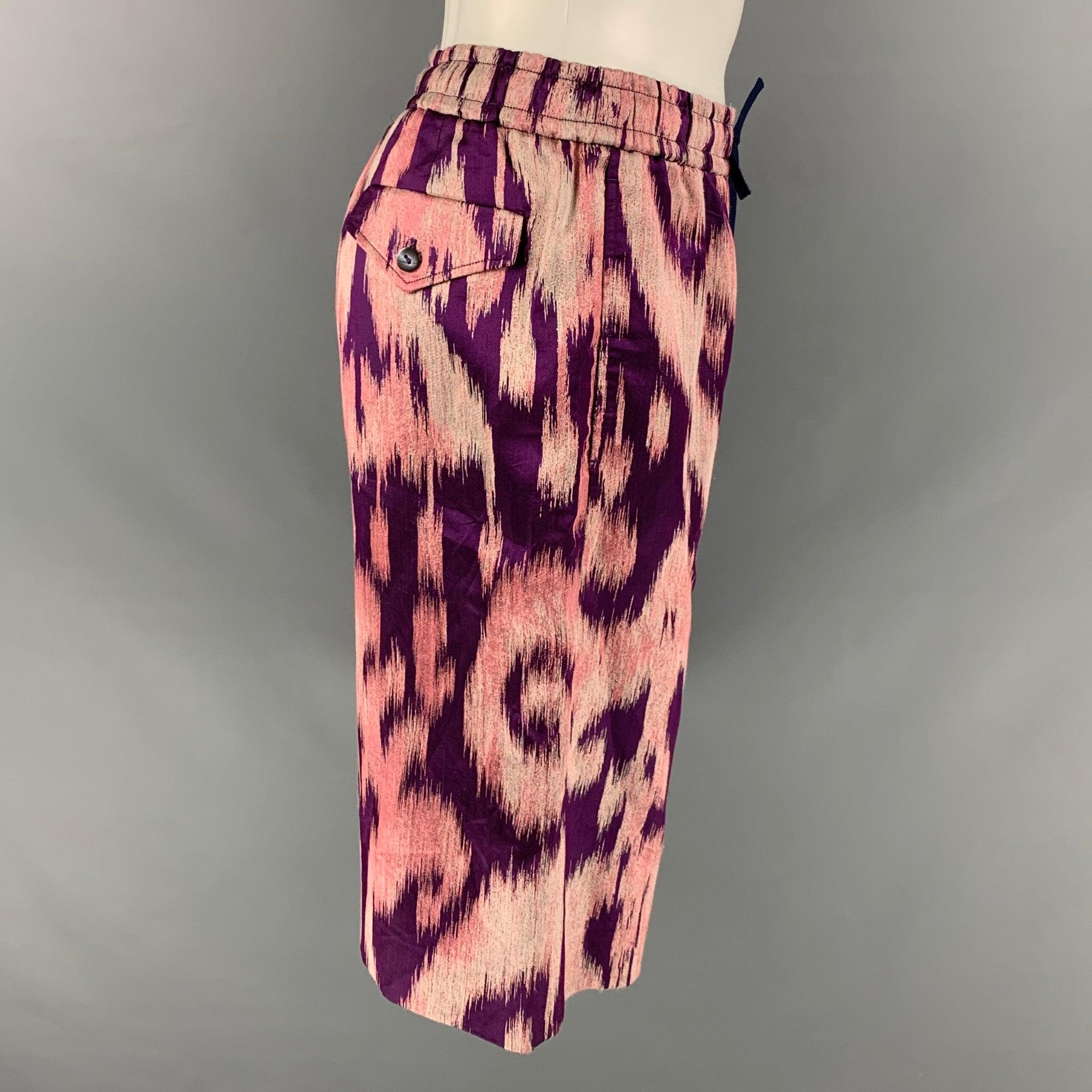 GUCCI shorts comes in pink and purple abstract printed silk jacquard material features a drawstring, Slit Pockets, elastic waist, and zip up fly.
 Made in Italy.Very Good Pre- Owned Condition. 

Marked:   46 

Measurements: 
  Waist: 31 inches Rise: