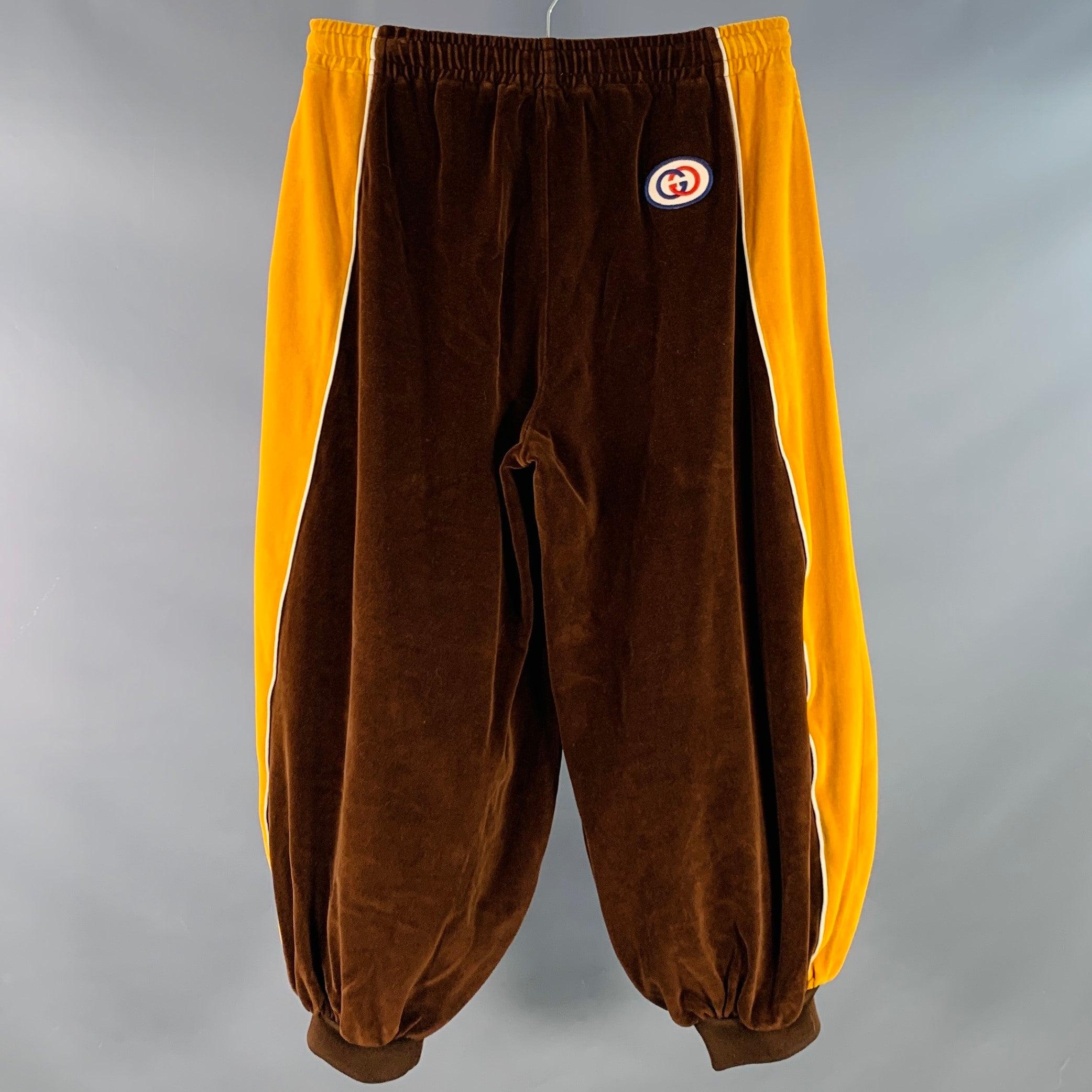 Pantalon décontracté Gucci
en velours jaune et marron, avec un style ballon, un design color block et un cordon de serrage à la taille. Fabriqué en Italie. Excellent état. 

Marqué :   S 

Mesures : 
  Taille : 29 - 36 pouces Taille : 11.5 pouces