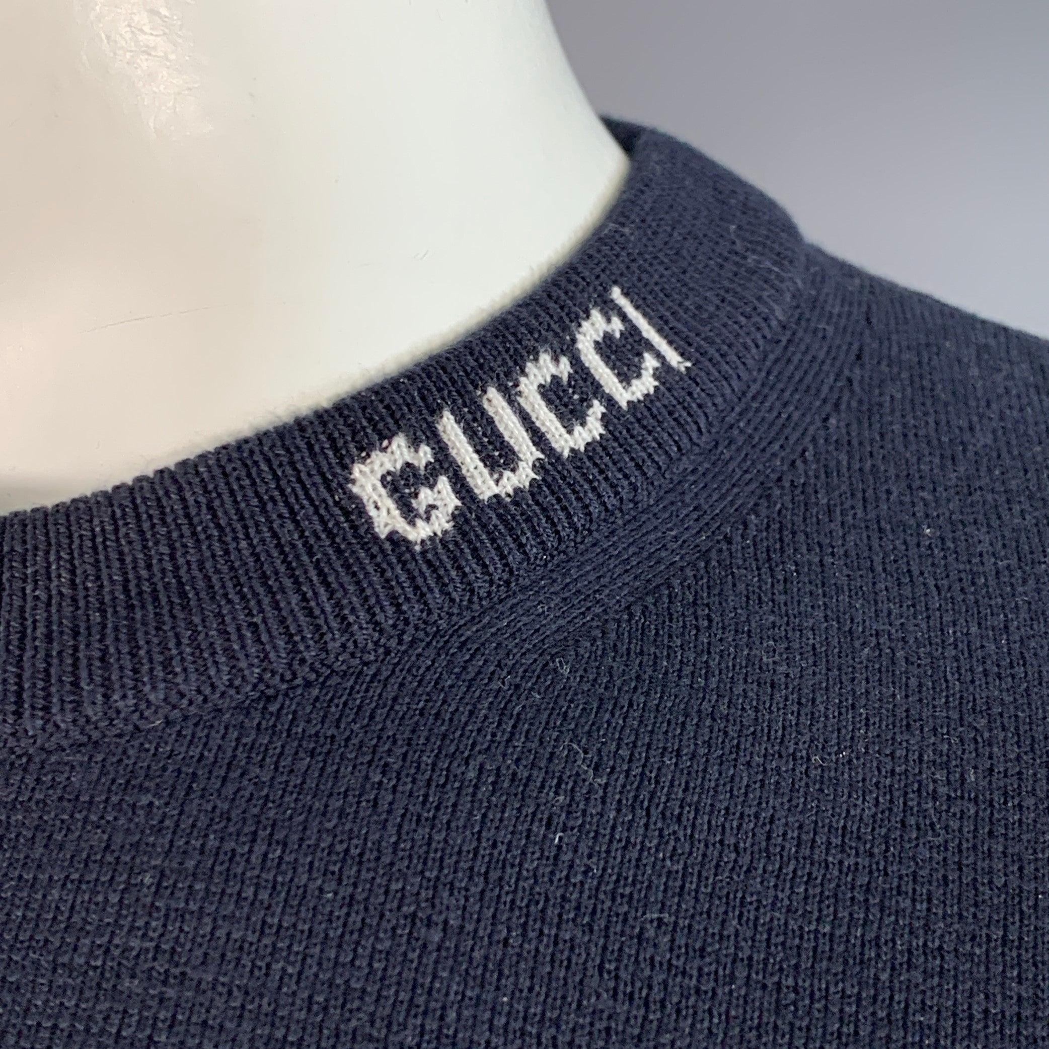 Jersey GUCCI
en jersey de algodón de seda azul marino con logotipo GUCCI blanco en el cuello, manga corta y cuello redondo. Made in Italy. Buen estado de conservación. Formación de bolitas bajo los brazos. 

Marcado:   XL 

Medidas: 
 
Hombro 18