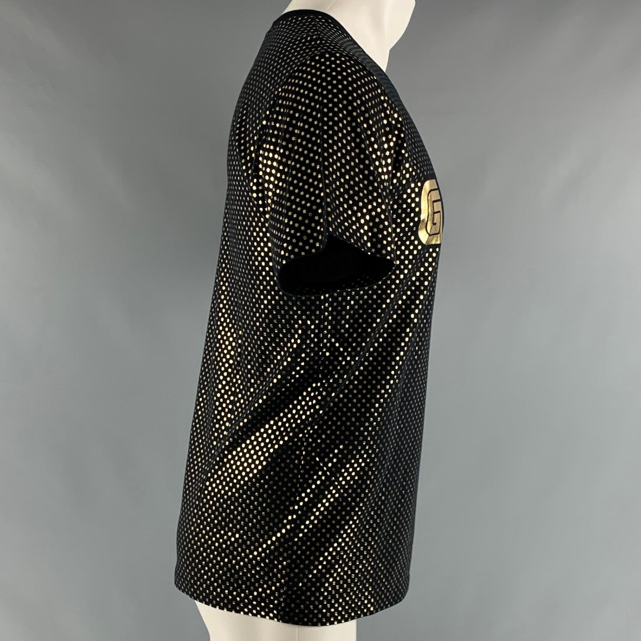 GUCCI t-shirt comes in a black jersey cotton knit material featuring a gold tone starts print motif, and a crew-neck. Made in Italy.Excellent Pre- Owned Material. 

Marked:   XS 

Measurements: 
 
Shoulder: 18.5 inches Chest: 40 inches Sleeve: 8