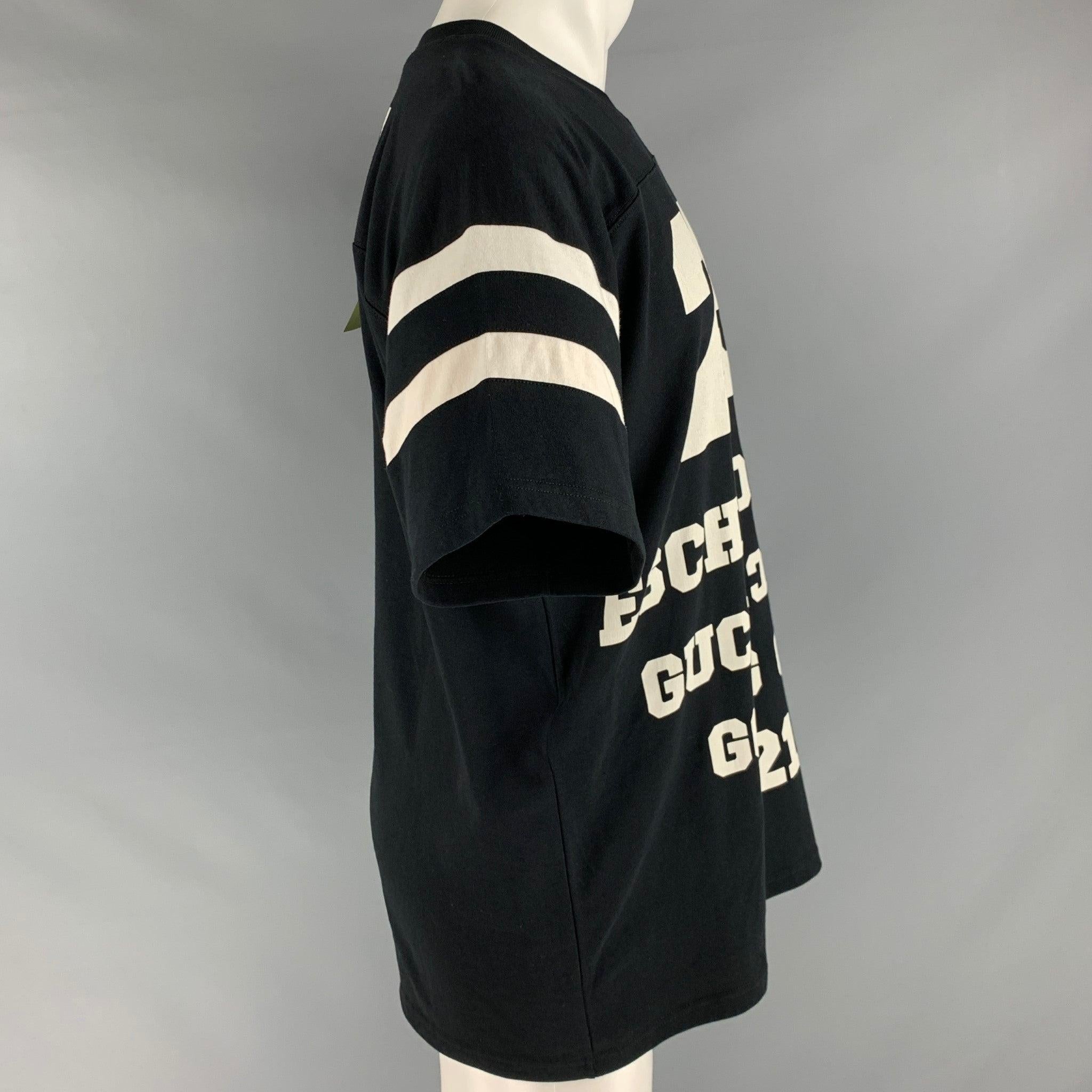 Maglietta Gucci
in cotone bianco e nero con testo grafico bianco, stile jersey atletico e girocollo. Made in Italy.Nuovo con etichette. 

Contrassegnato:   XS (160/84Y) 

Misure: 
 
Spalla: 17,5 pollici  Petto: 43 pollici  Manicotto: 10,5 pollici 