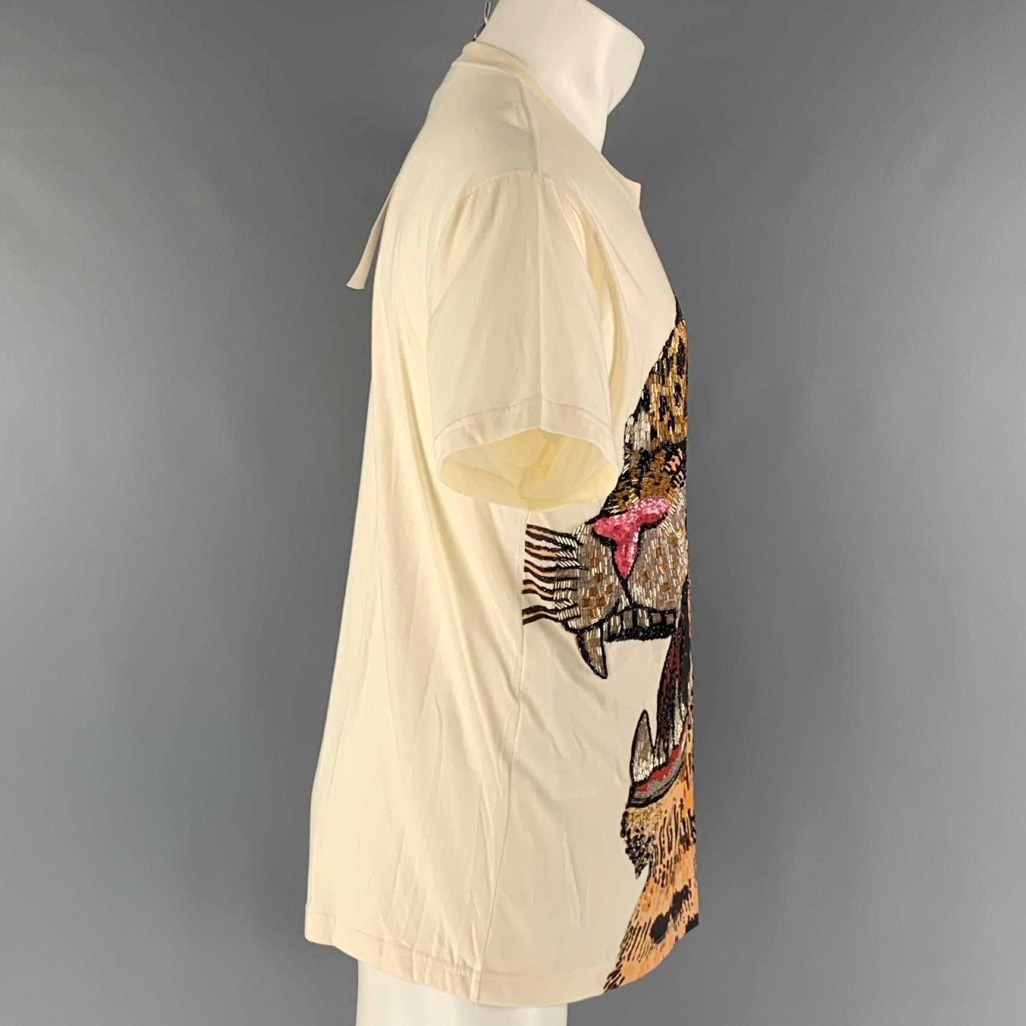 GUCCI F/W 2019 oversized t-shirt comes in a beige jersey cotton knit material featuring a feline print with bead and sequin embroidery design at front and a crew-neck. Made in Italy.New with Tags. 

Marked:   XXS 

Measurements: 
 
Shoulder: 21.5