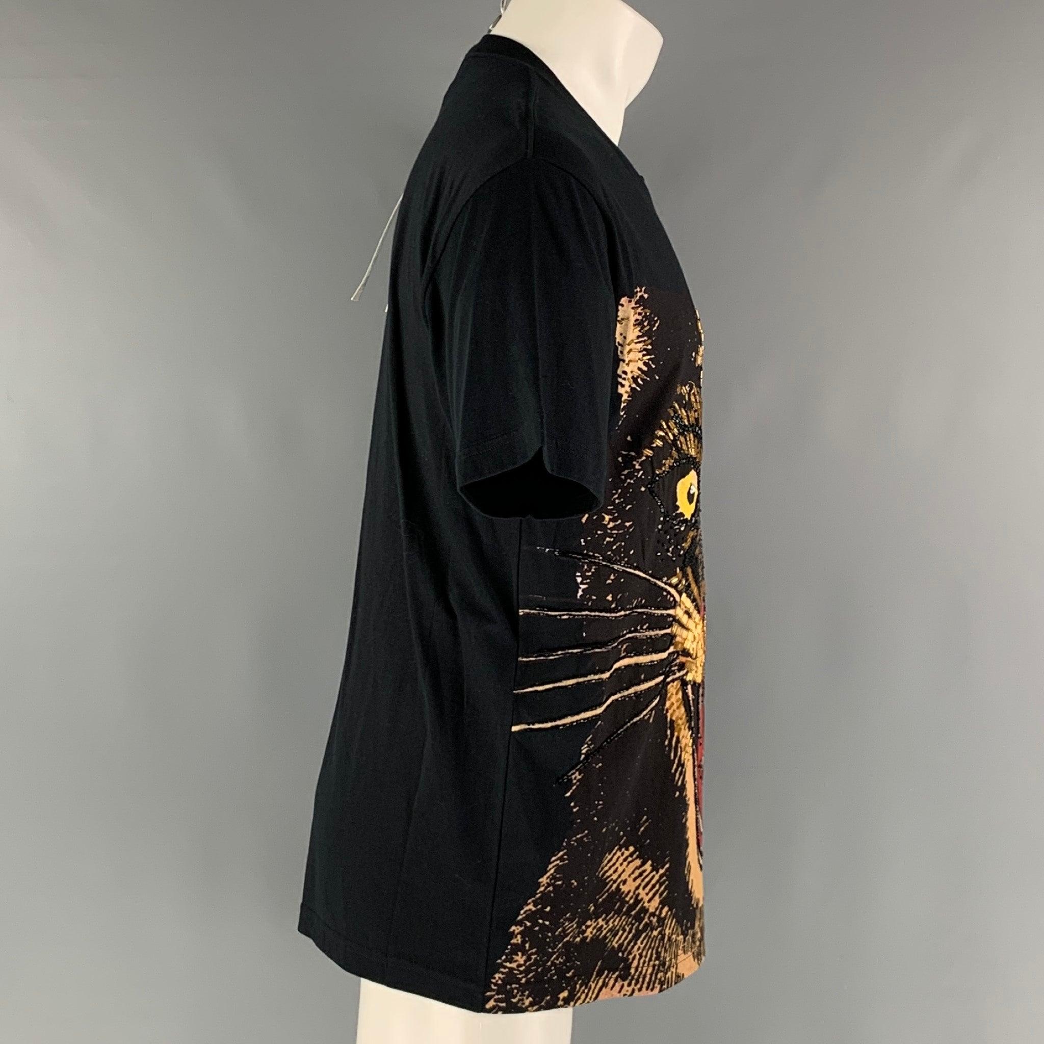 GUCCI F/W 2019 oversized t-shirt comes in a black jersey cotton knit material featuring a feline print with bead and sequin embroidery design at front and a crew-neck. Made in Italy.New with Tags. 

Marked:   XXS 

Measurements: 
 
Shoulder: 21.5