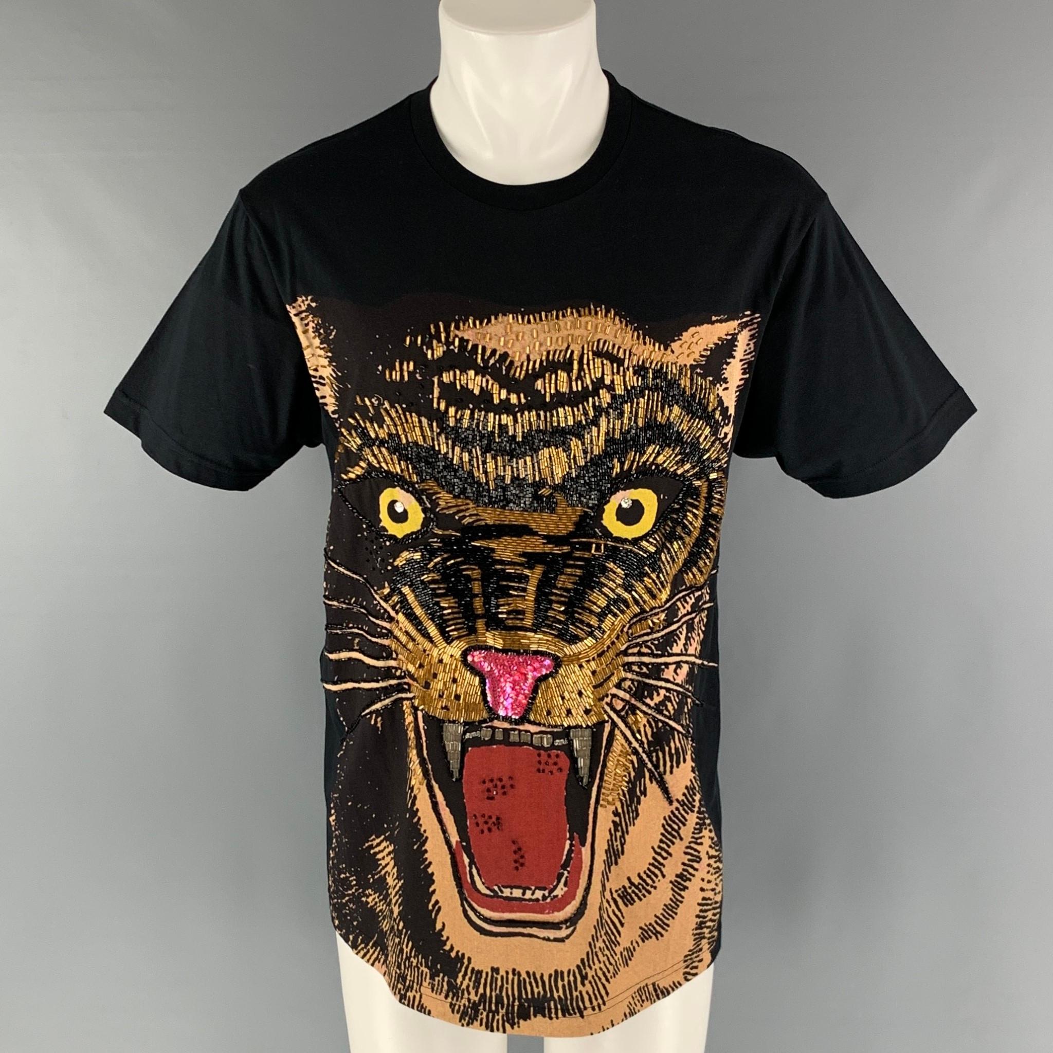 GUCCI F/W 2019 oversized t-shirt comes in a black jersey cotton knit material featuring a feline print with bead and sequin embroidery design at front and a crew-neck. Made in Italy.

New with Tags.
Marked: XXS

Measurements:

Shoulder: 21.5