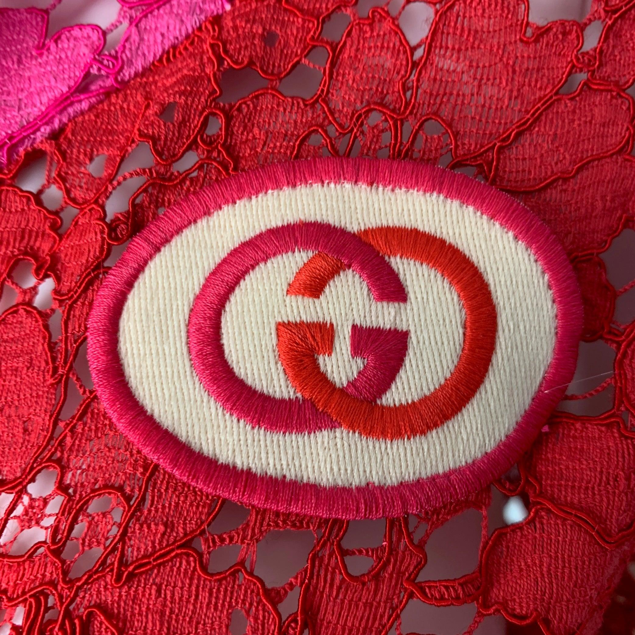 GUCCI 2019 Jacke aus rotem und pinkfarbenem Viskose-Spitzen- und Intarsienmaterial mit geschlitzten Taschen auf der Vorderseite, hohem Kragen und GG-Patch-Applikation. Hergestellt in Italien. Neu mit Tags. 

Markiert:   XXS 

Abmessungen: 
