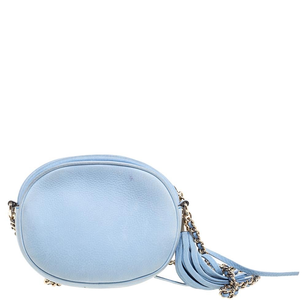 Questa borsa SOHO Disco è uno dei tanti am designs di Gucci amati dalle donne di tutto il mondo. La borsa è realizzata in pelle nubuck blu e presenta la firma GG sul davanti. Presenta uno spazioso interno in tela per i tuoi oggetti essenziali, una