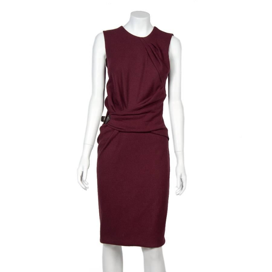 Gucci sleeveless plum dress in wool with a drape attached by a belt buckle at the waist. Mid-length dress with zip on the back. 

Very good condition. Size L.

Dimensions : Height: 102cm, Back width: 40cm, Waist width: 33cm, Width: Chest: 40cm,