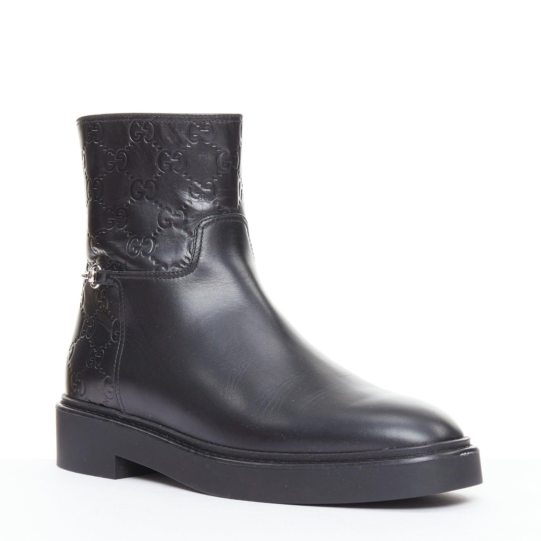 Gucci Slim Horsebit noir argent GG Monogram embossed ankle boots EU37
Référence : LNKO/A02581
Marque : Gucci
Modèle : P00963900
MATERIAL : Cuir
Couleur : noir, argent
Motif : Monogramme
Fermeture : Zip
Doublure : Cuir nude
Fabriqué en :