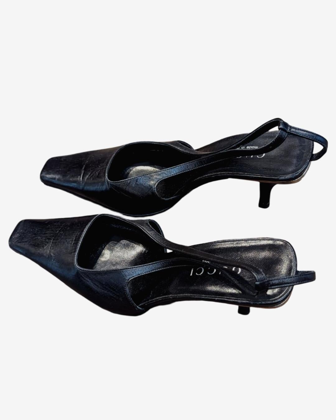 Deep Black Gucci Slingback G Crystal by Tom Ford.

Collection Spring / Summer 1998

Size 37 

Condition : 8/10 Very good condition little no wear

Colors : Black

 