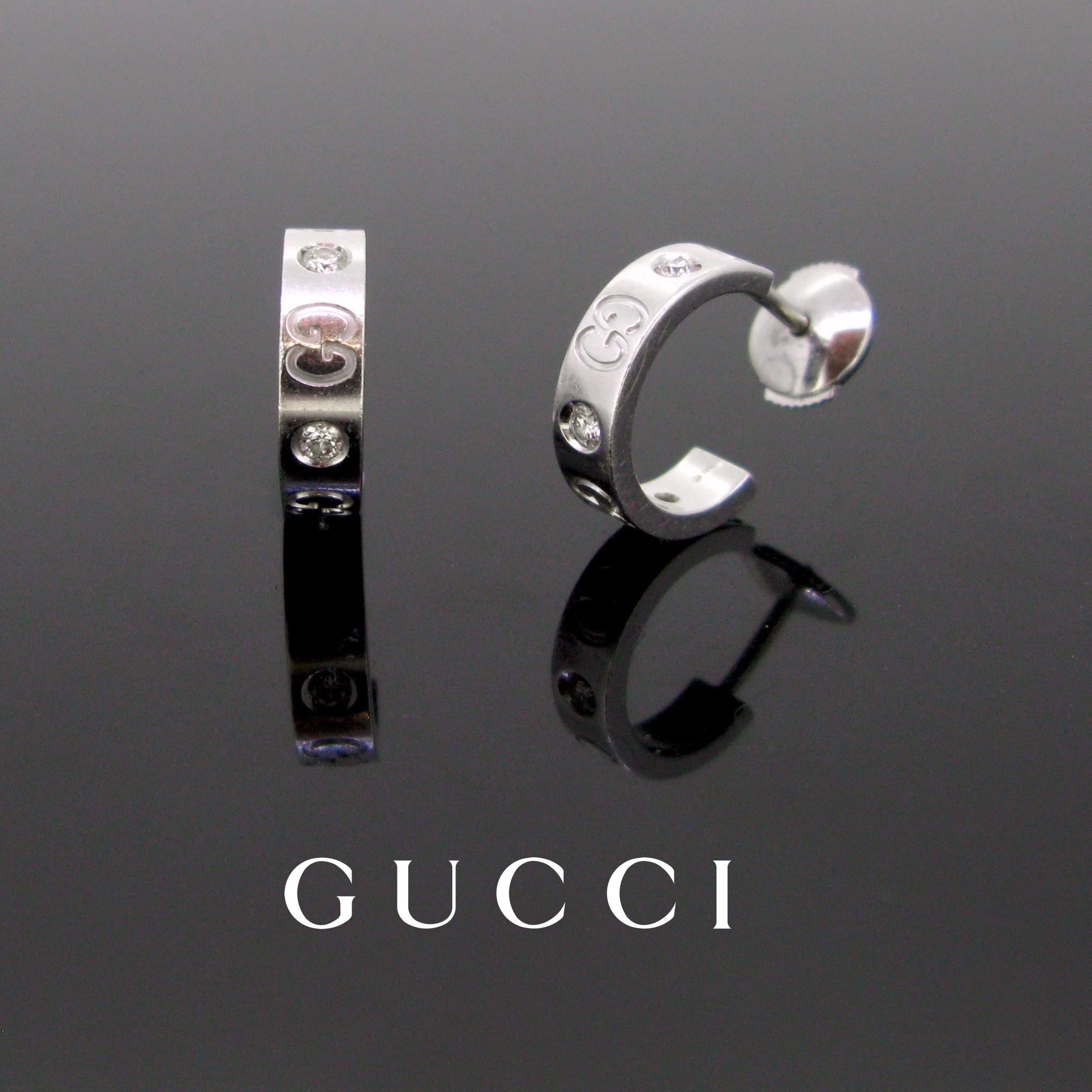 These hoop earrings are perfect for everyday. They are made in 18kt white gold and each of them is set with 3 brilliant cut diamonds. They are also signed with the Gucci’s logo: GG. They are from the collection Small