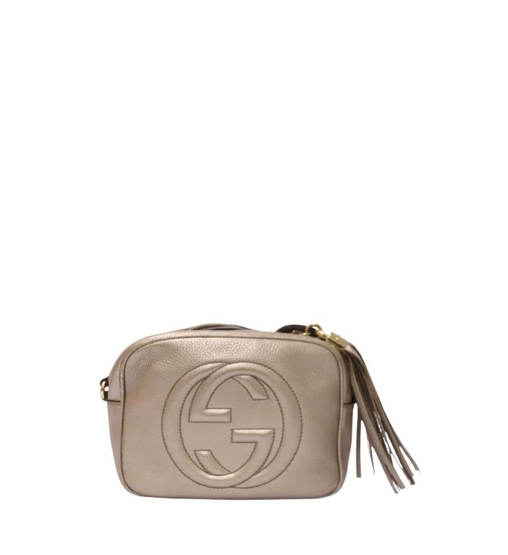 Gucci Small Soho Disco Crossbody Bag, features a GG logo, top zip closure, removable and adjustable strap, and two Interior slip pockets.

Material: Leather
Hardware: Gold
Height: 15cm
Width: 20cm
Depth: 7cm
Strap Drop: 45cm Adjustable
Overall