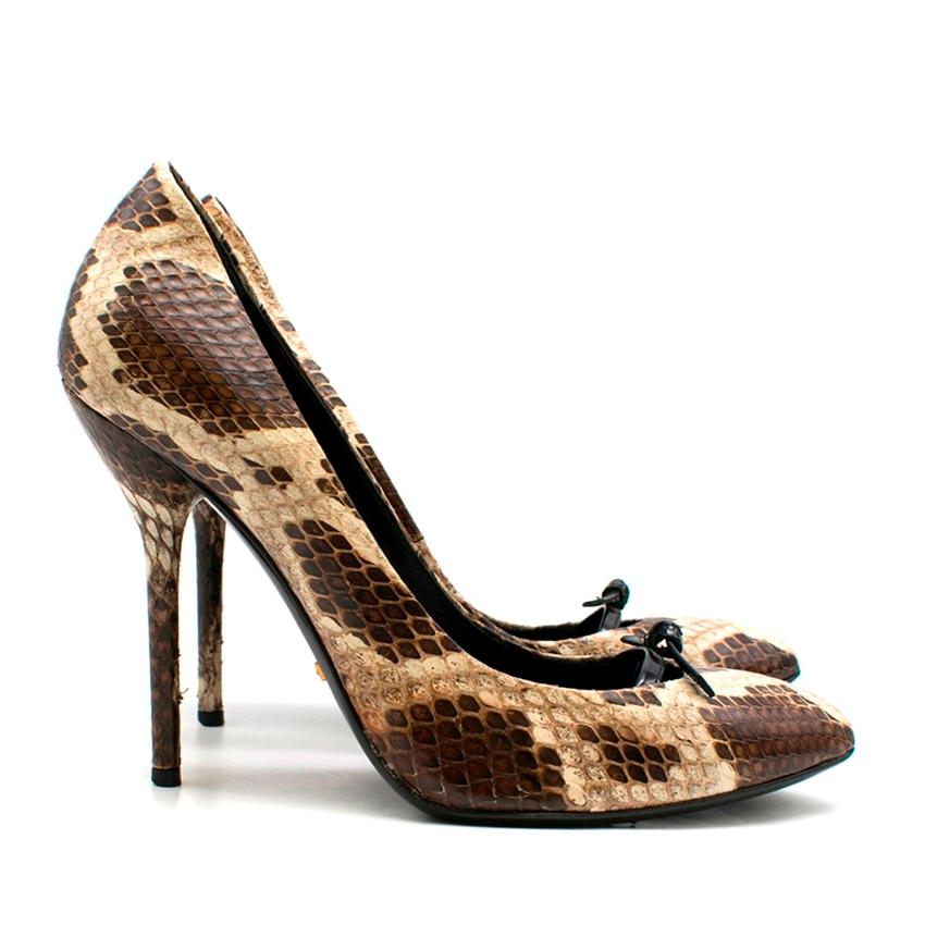 Gucci Snakeskin Bow Detail Pumps

- natural snakeskin pump
-Black patent bow detail to the vamp.
-a leather sole and metal Gucci logo under the arch of the shoe heel. 
-with a dust bag.

Please note, these items are pre-owned and may show some signs