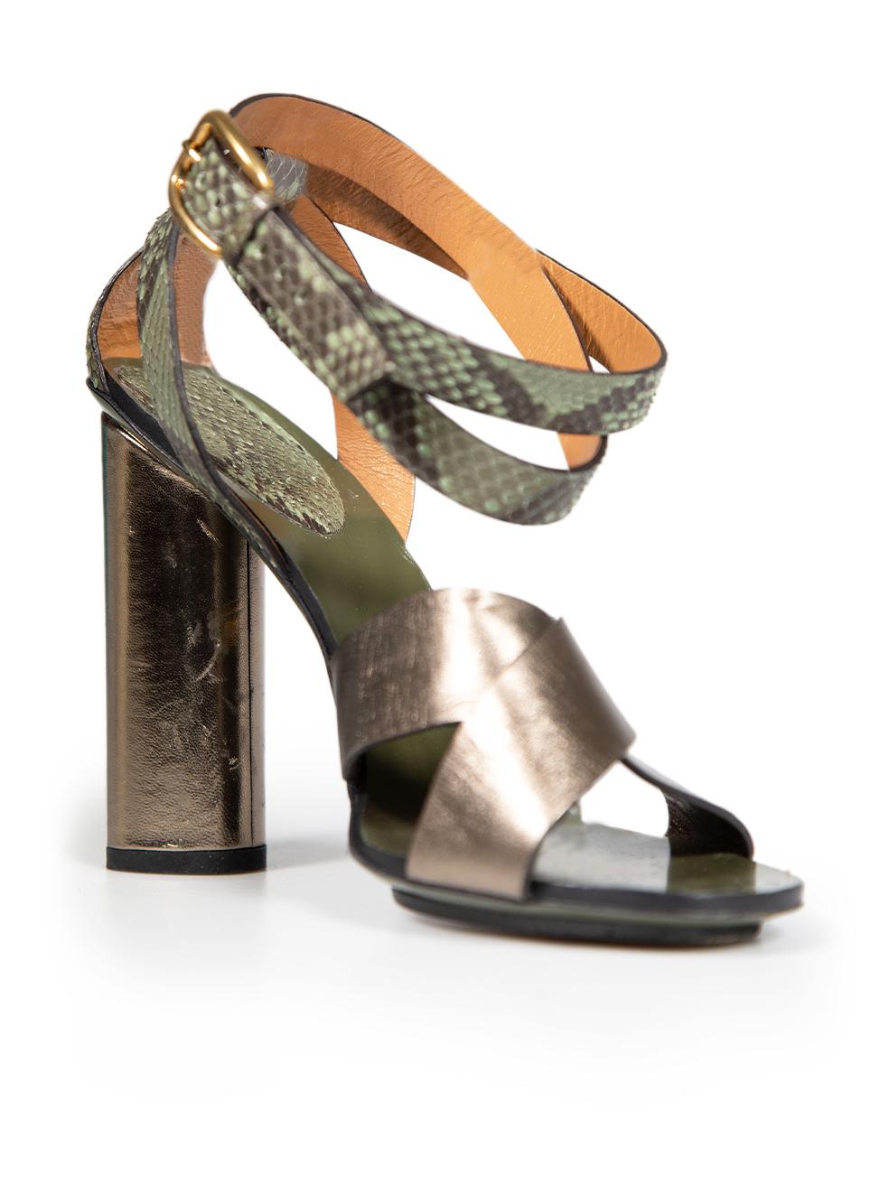 L'ÉTAT est bon. Une usure mineure des sandales est évidente. Petites rayures sur l'avant et les talons des deux chaussures. Légers plis à la pointe des deux chaussures et une entaille à la chaussure avant gauche. Légère décoloration de la semelle