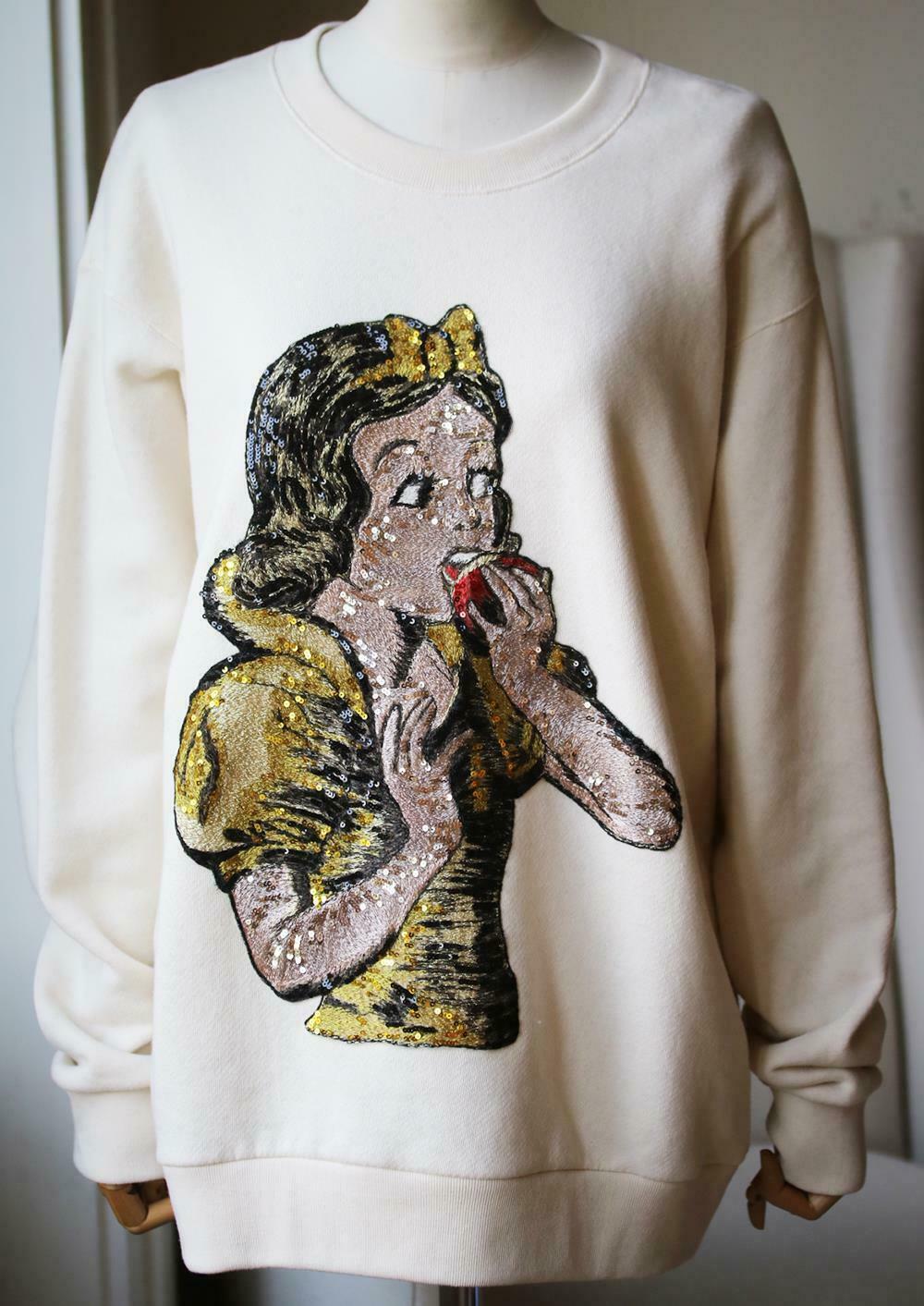 Disney character snow white is inlaid on the front of this sweater and embellished with iridescent sequins. Gucci logo on the back. Sequin embroidered cream cotton jumper with sequin embroidery. 100% Cotton.

Size: Medium (UK 10, US 6, FR 38, IT