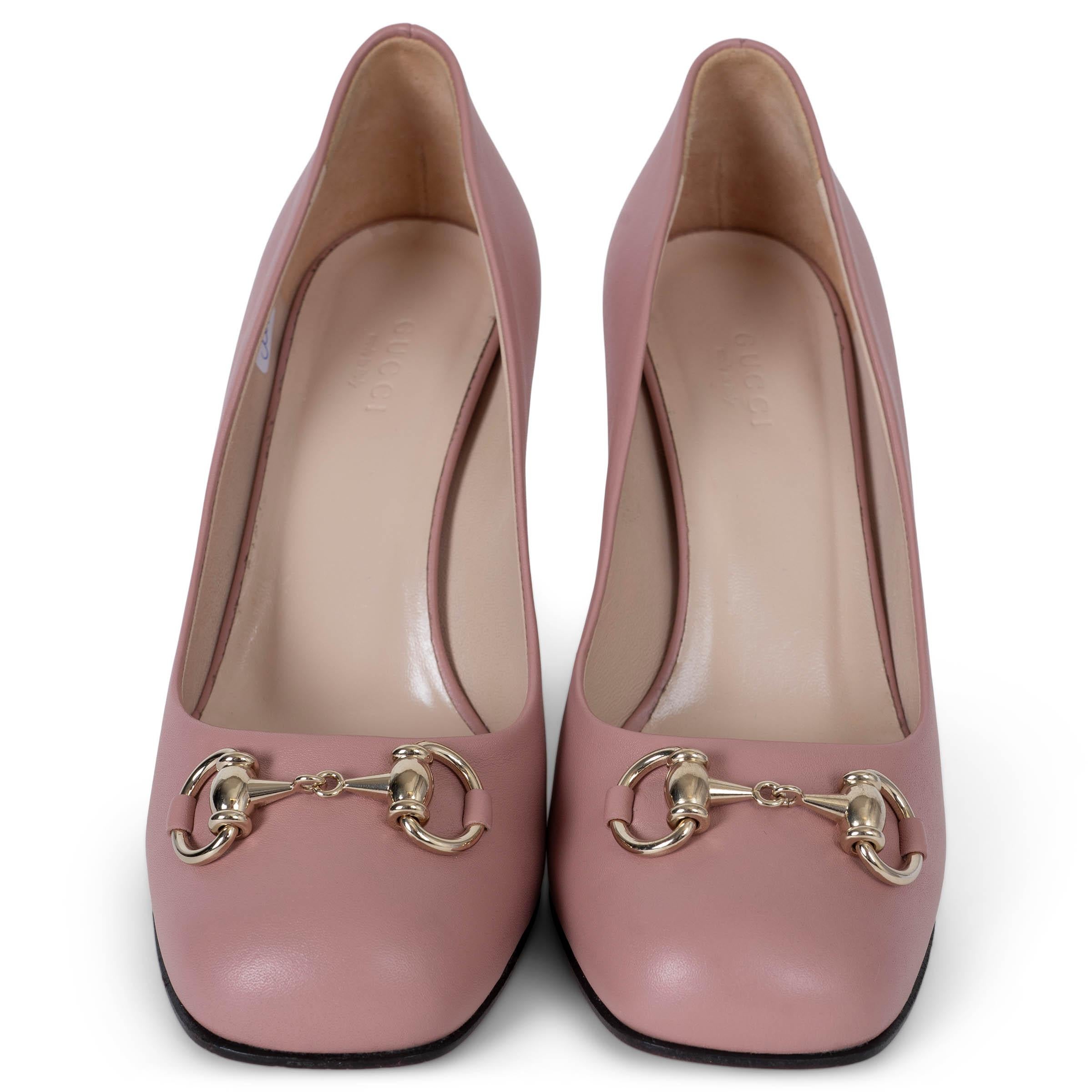 Cet escarpin Gucci 100 % authentique est réalisé en cuir rose souple et orné d'un léger mors doré sur le devant. Elle présente des orteils carrés arrondis et des talons blocs recouverts de cuir - une silhouette chic et féminine qui allie la facilité