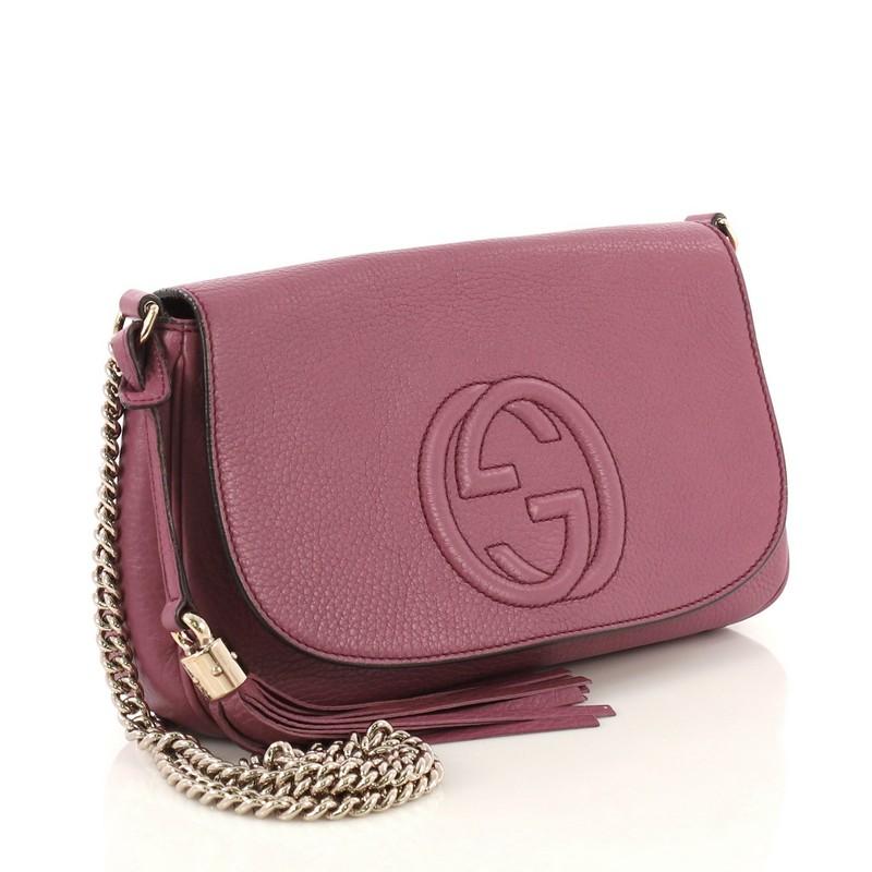 This Gucci Soho Chain Crossbody Bag Leather Medium, crafted from purple leather, features a long chain strap, stitched interlocking GG logo on its flap, and gold-tone hardware. Its hidden magnetic snap closure opens to a neutral fabric interior with