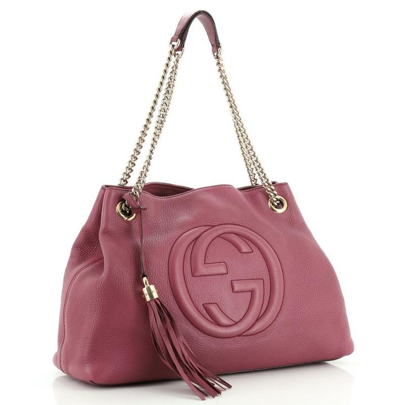 This Gucci Soho Chain Strap Shoulder Bag Leather Medium, crafted in purple leather, features chain link straps with leather pads and gold-tone hardware. Its hook clasp closure opens to a neutral fabric interior with side zip and slip