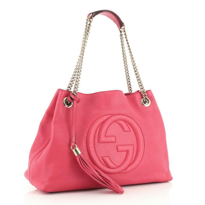 This Gucci Soho Chain Strap Shoulder Bag Leather Medium, crafted in pink leather, features chain link straps with leather pads and gold-tone hardware. Its hook clasp closure opens to a neutral canvas interior with side zip and slip pockets.