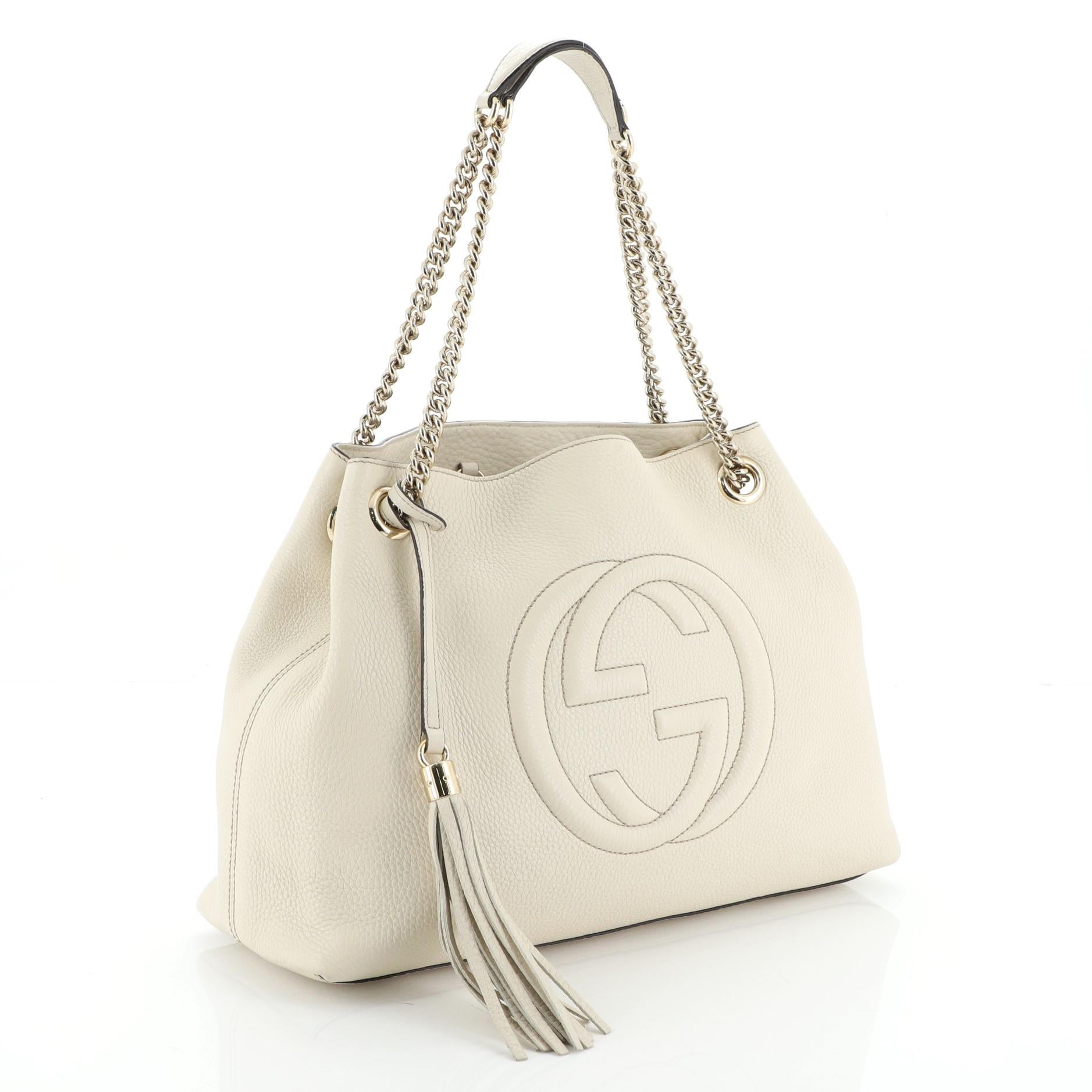 This Gucci Soho Chain Strap Shoulder Bag Leather Medium, crafted in neutral leather, features chain link straps with leather pads and gold-tone hardware. Its hook clasp closure opens to a neutral canvas and fabric interior with side zip and slip