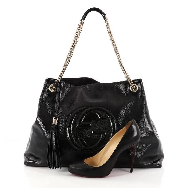 This authentic Gucci Soho Chain Strap Shoulder Bag Patent Medium is simple yet stylish in design. Crafted from black patent leather, this elegant tote features gold chain straps with shoulder pads, fringe tassel, signature interlocking Gucci logo