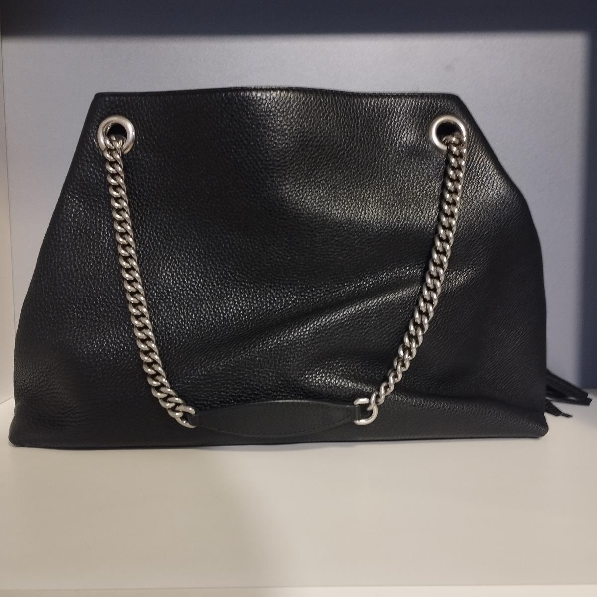Beautiful Gucci Soho Double Chain
Leather
Black color
Metal chains
Studs
GG Logo
Large internal zip pocket plus 2 additional pockets
Cm 38 x 27 x 12 (14,9 x 10,6 x 4,72 inches)
Free Express shipping via Fedex or DHL