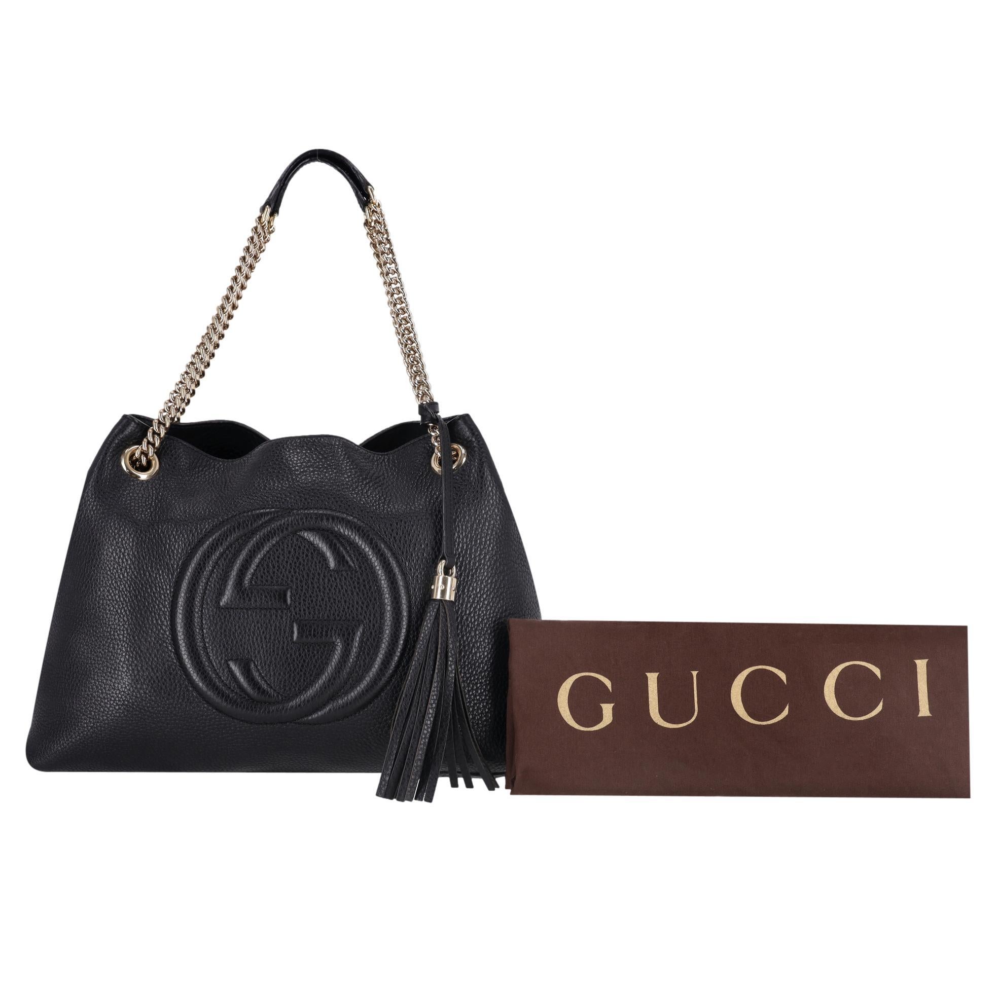 Gucci SOHO - Sac à main en cuir avec logo GG gaufré

Sac fourre-tout noir en cuir grainé, orné du logo GG embossé sur le devant.

Il est doté de deux bandoulières en chaîne et d'un pompon en cuir.

Intérieur spacieux en tissu avec deux poches à