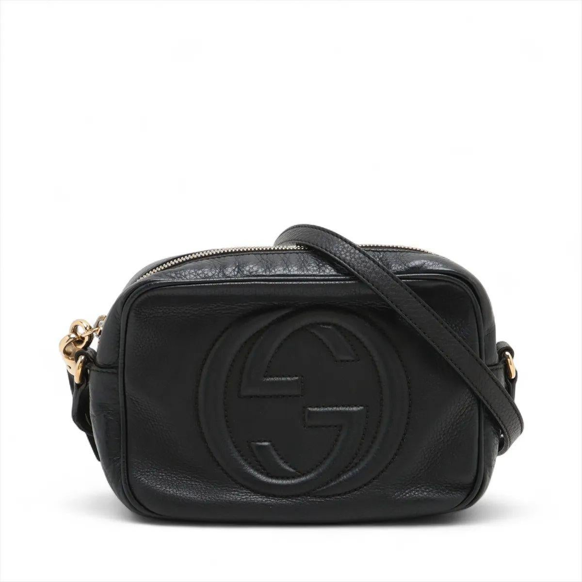 La borsa a tracolla in pelle SOHO di Gucci in nero è un pezzo chic e versatile che incarna il lusso sobrio. Realizzata in morbida pelle con lavorazione a ciottoli, presenta il logo GG del marchio impresso sul davanti per un tocco sottile ma iconico.