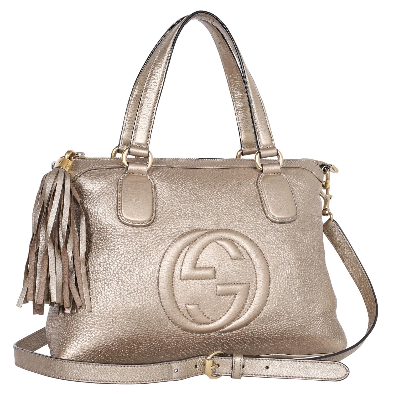 Authentische, gebrauchte Gucci GG Soho Gold Leder Crossbody Bag. Dieser Klassiker von Gucci  Crossbody-Tasche aus Leder ist die perfekte Tasche für jeden Tag. Mit GG Logo auf der Vorderseite, Reißverschluss oben mit Fransenlasche, geräumigem
