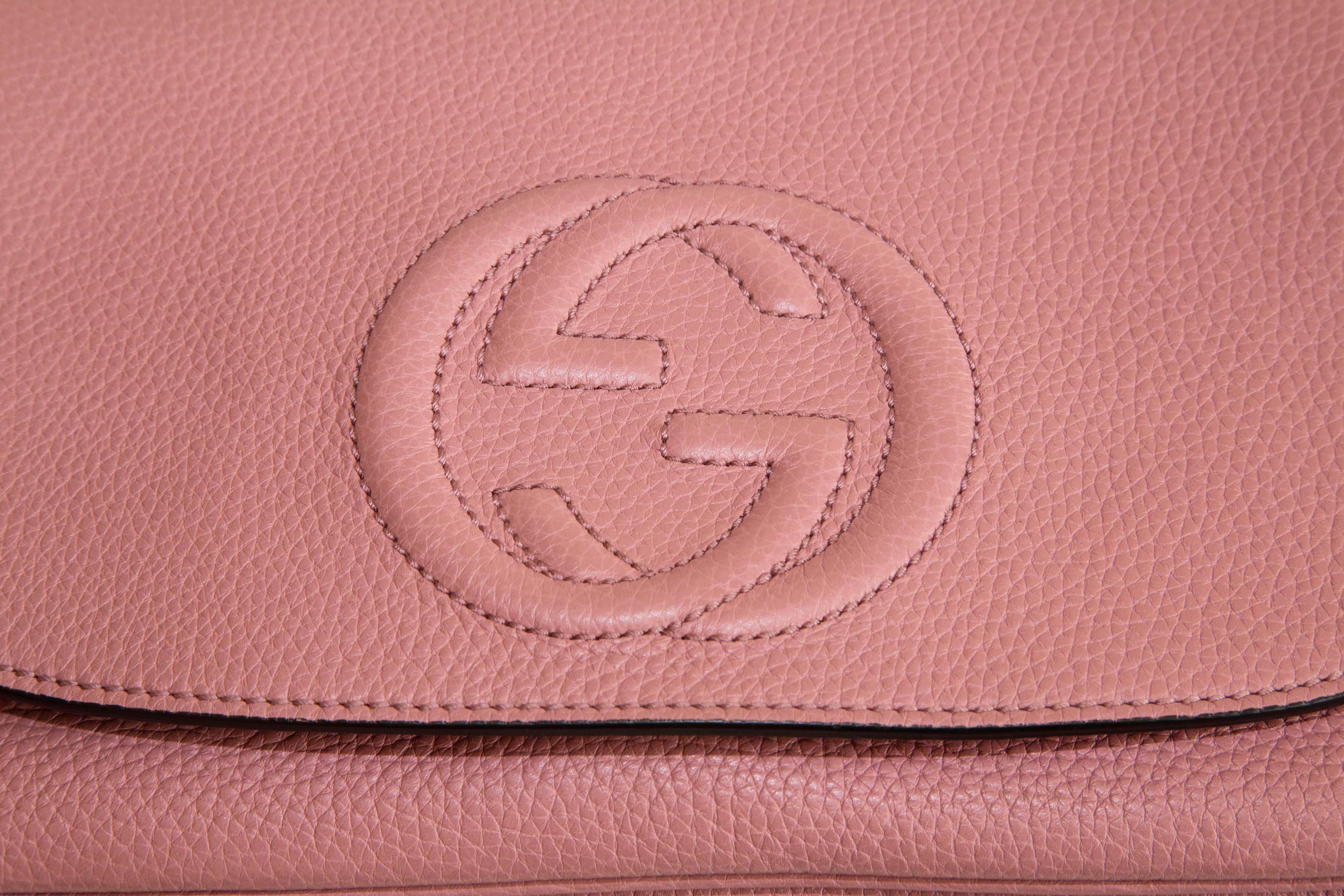 Gucci - Sac à bandoulière Soho en cuir rose en vente 3