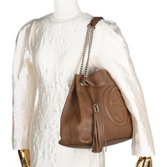 Bolso tote Gucci Soho de piel granulada marrón con el logotipo GG y detalles de flecos
