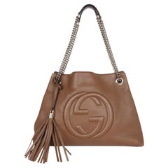 Bolso tote Gucci Soho de piel granulada marrón con el logotipo GG y detalles de flecos