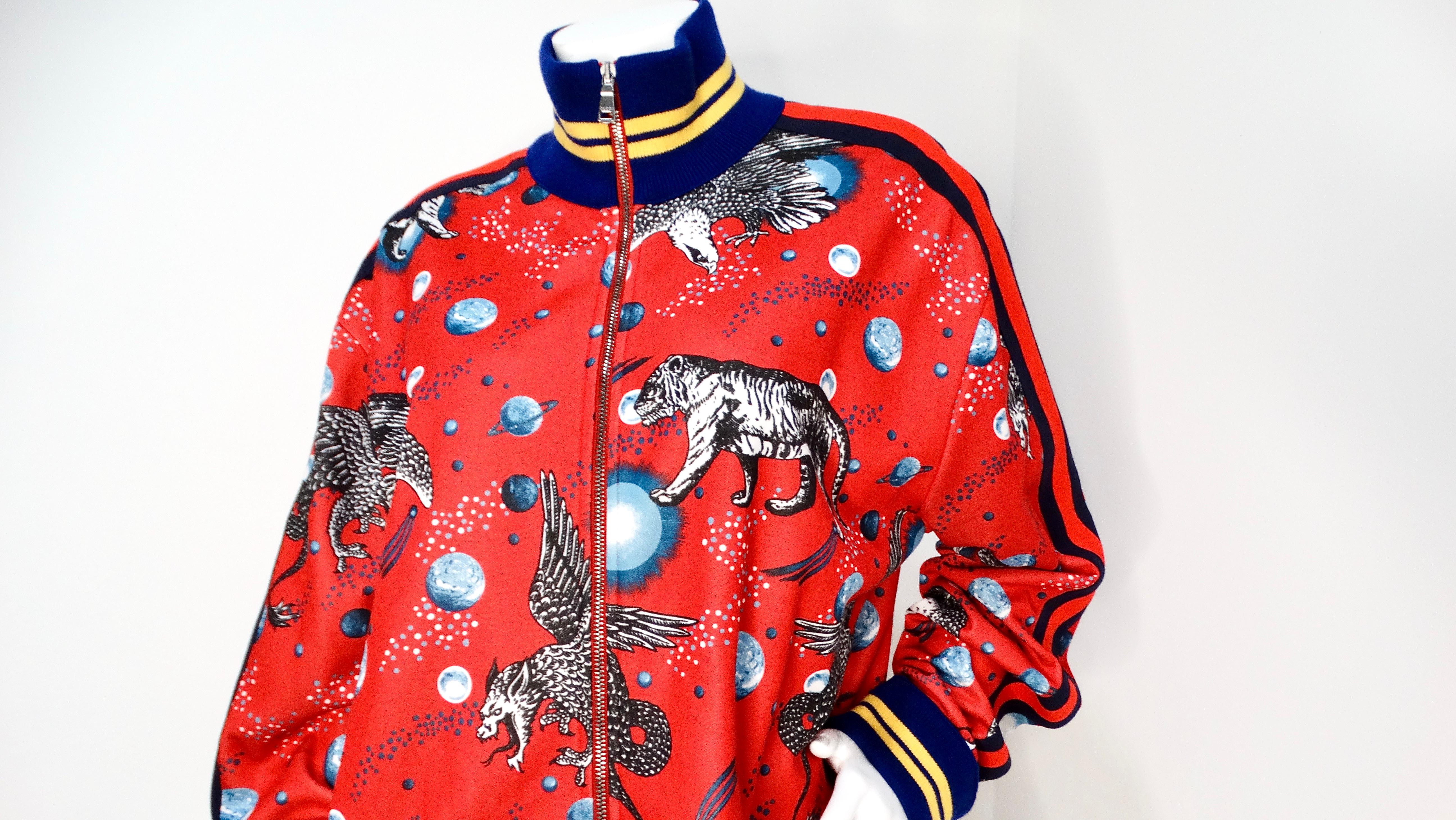 La giacca da ginnastica Gucci Space Animals Red Zip-Up è un pezzo di grande effetto che combina senza sforzo l'estetica sportiva con un tocco di arte stravagante. Adornata con un'accattivante stampa di animali e pianeti, questa giacca mostra il lato
