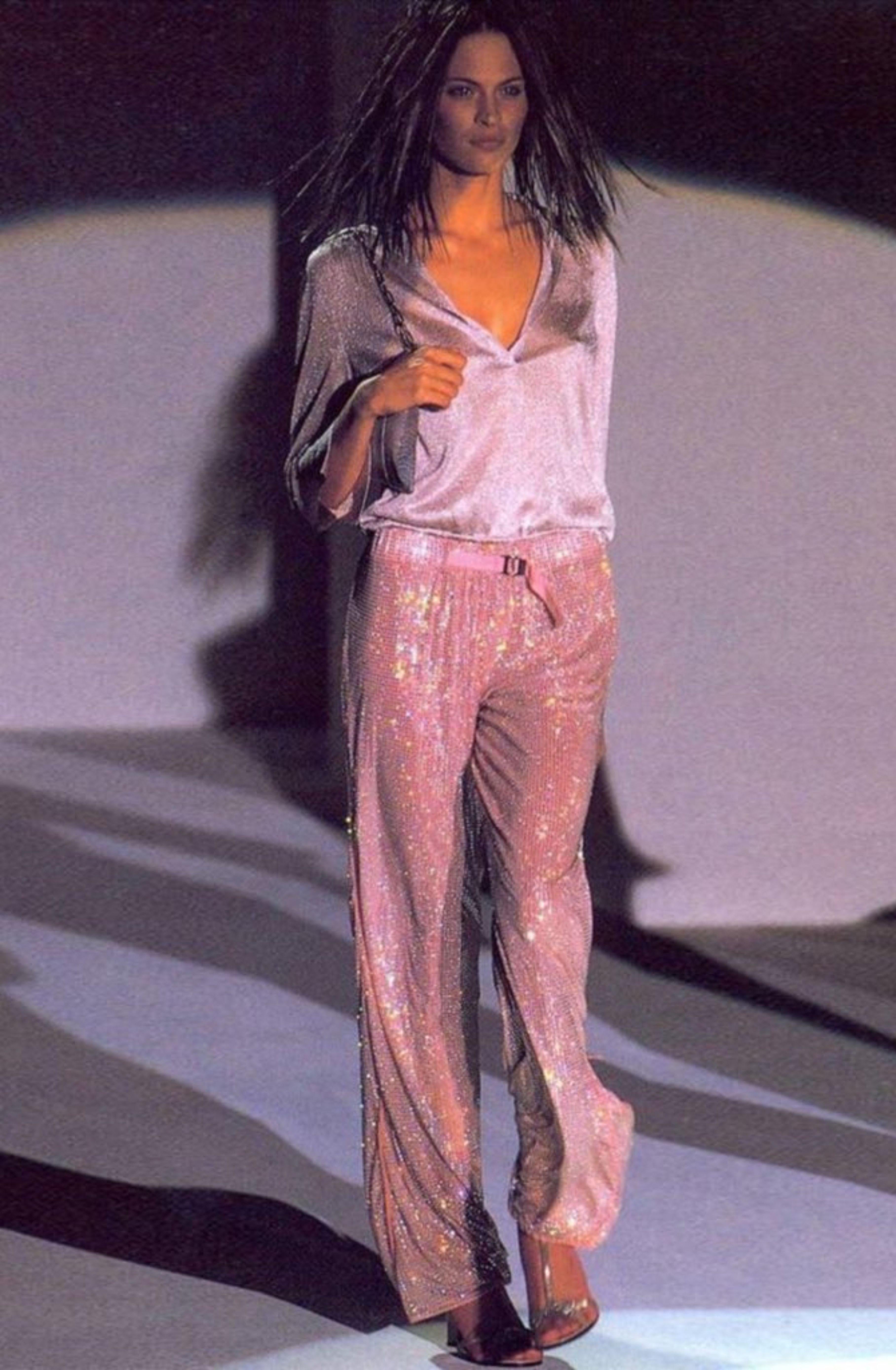 Gucci vintage
Por Tom Ford
Primavera 2000 - visto en la pasarela y en imágenes de campaña

Pantalón rosa adornado con cristales
Cremalleras en los tobillos para ajustar de pierna recta a pierna ancha
Cristales de Swarovski extremadamente