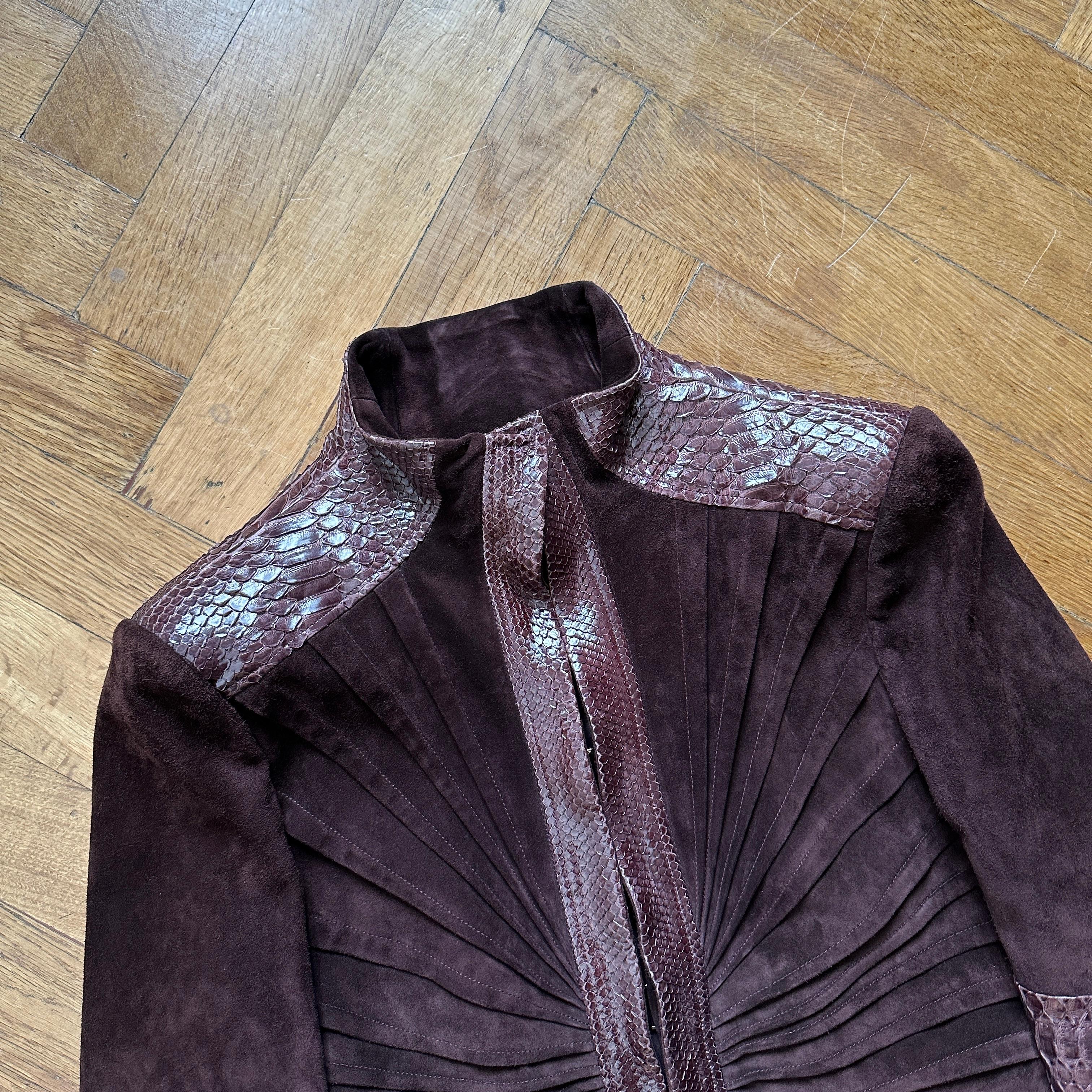 Gucci Python Suede Paneled Jacket from Tom Ford's Spring/Summer 2004 Collection made of beautiful suede leather with real snakeskin panels throughout.

Condition: Great
Colour: Burgundy
Collection: SS 2004

MEASUREMENTS
Shoulder-Width: 40 cm
Chest:
