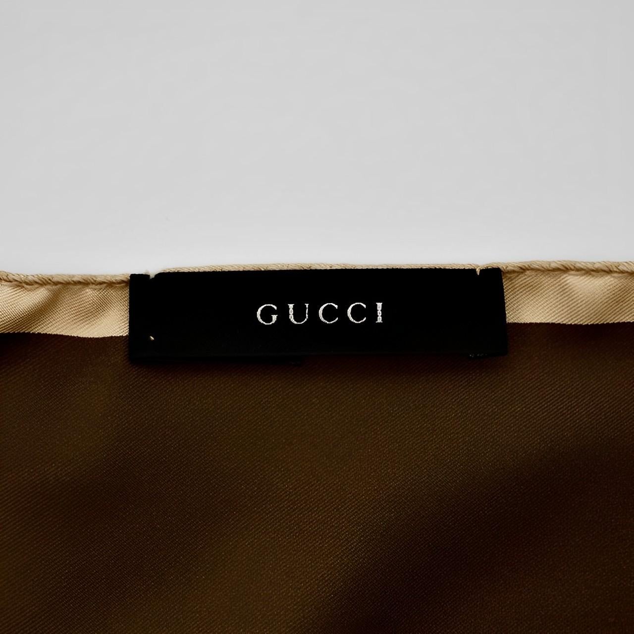 Gucci Quadratischer Seidenschal mit Gold- und braunem Kettendruck im Angebot 1