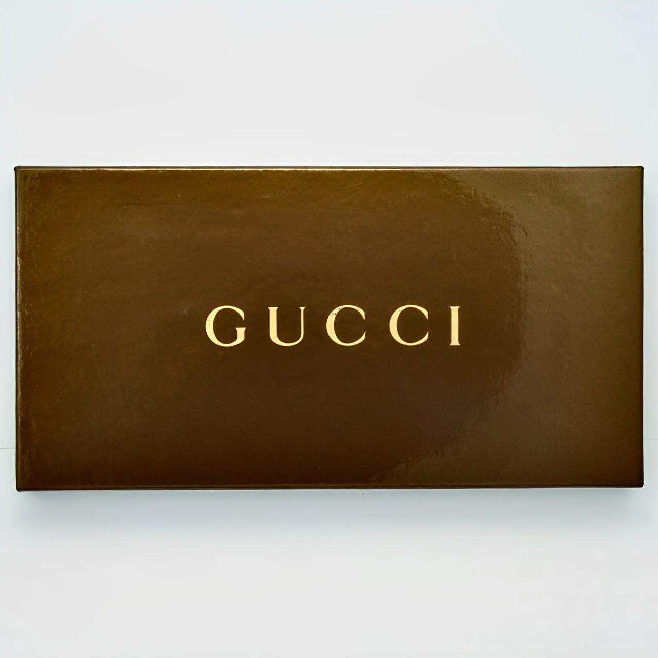 Gucci Quadratischer Seidenschal mit Gold- und braunem Kettendruck im Angebot 2