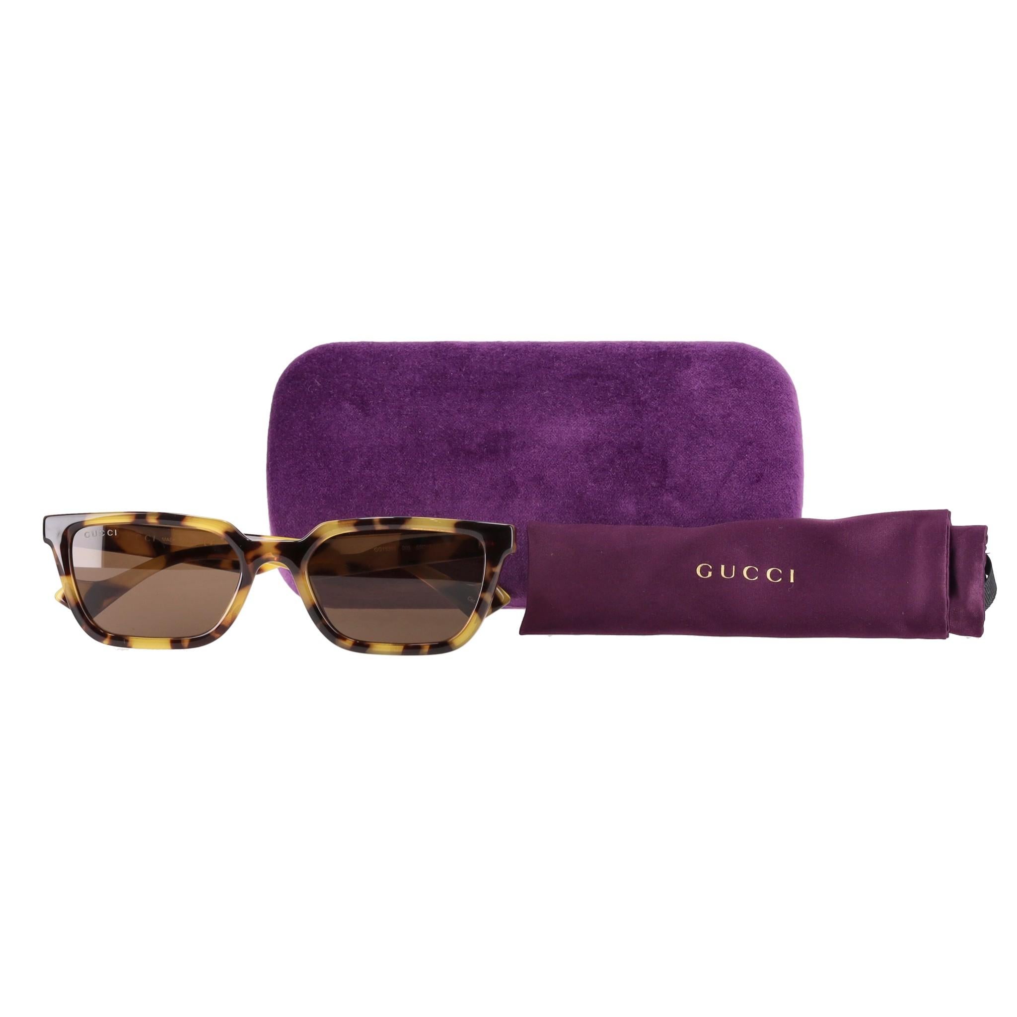Gucci Square Tortoise Sunglasses

Havana tortoise shell, square framed sunglasses with brown lenses.

Featuring wide arms with 'Gucci' signature. Rrp Approx. £330

Size – One Size

Condition – Very Good

Composition – Acetate

Comes with – Original