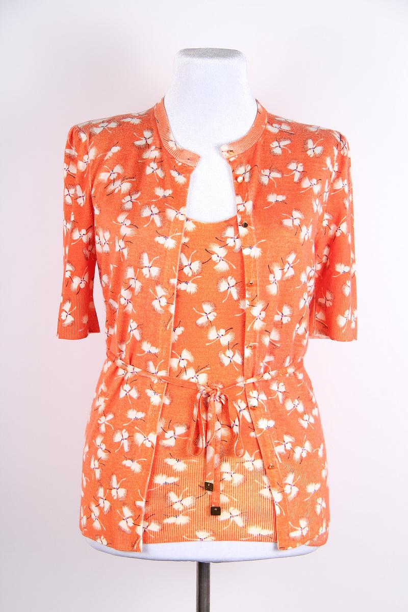 Cardigan et top en cachemire Gucci SS 2006

Taille du haut S
Cardigan taille XS

Épaules : 37 cm / 14.57 in
Largeur aux aisselles : 43 cm / 16.93 in
Longueur : 56 cm

Excellent état. Un des passants de la ceinture du cardigan est déchiré, voir photo