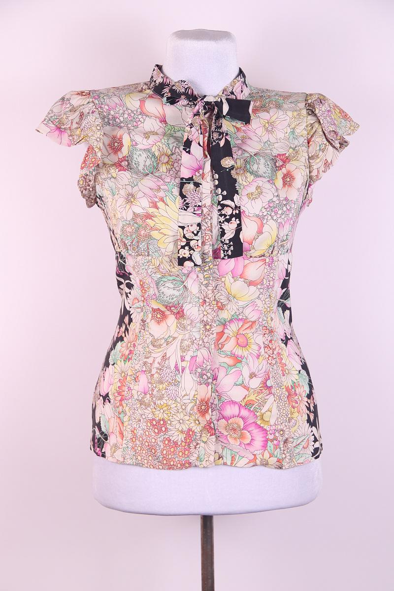 Chemise en soie Gucci SS 2006

Taille 38
Largeur aux aisselles : 40 cm / 15.75 in
Longueur : 57 cm
Excellent état

Comprend des pads d'épaule
