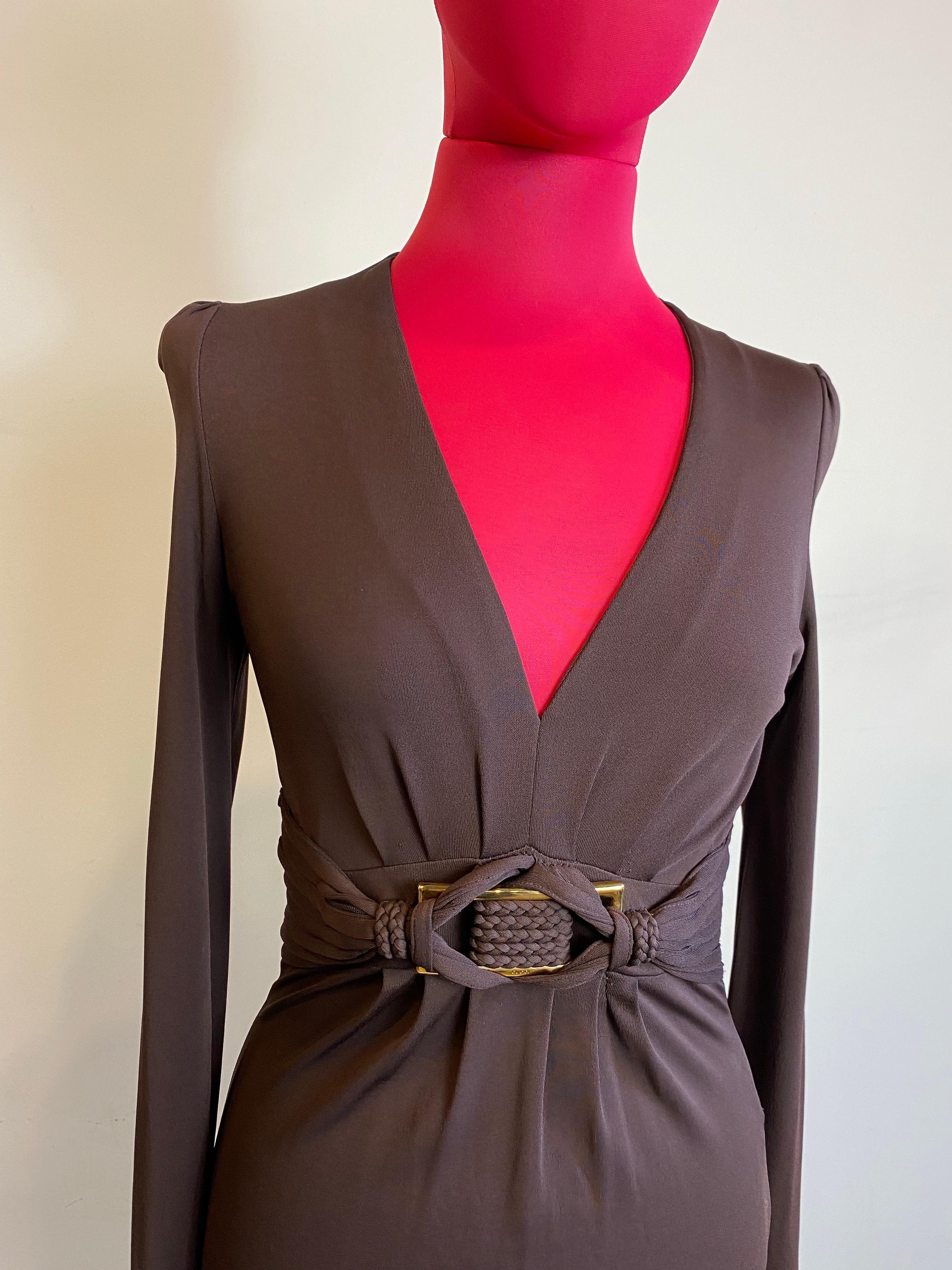 Gucci Midi Dress.
2007 Collection.
Brown viscose with gold buckle.
Size XS international.
Shoulders 38 cm
Bust 34 cm
Length 100 cm
Sleeve 70 cm
Good overall condition, has more signs of use.
It has pulled threads and light stains on one sleeve as