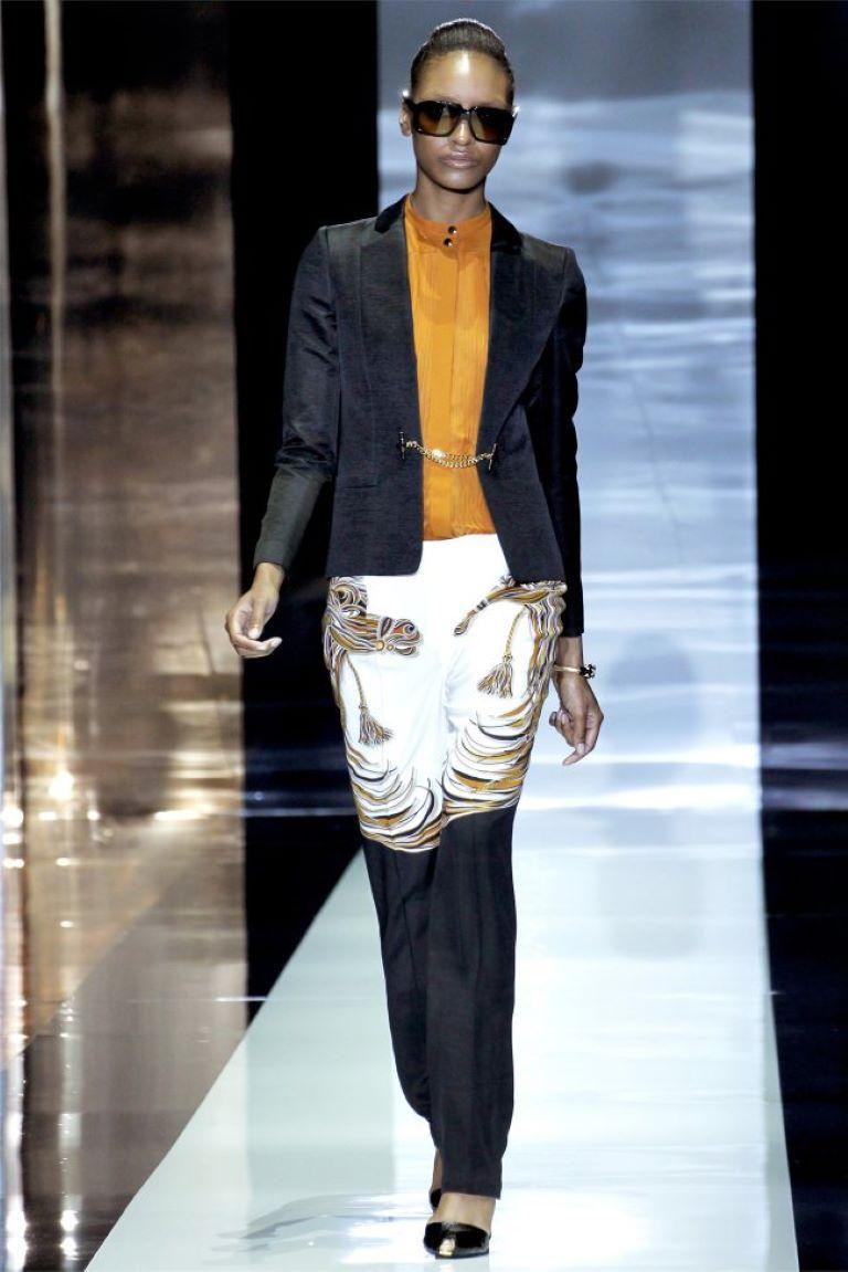 Gucci SS 2012 silk trousers 

size 40

good condition, the color seems to have faded or was like that, there is one mini snag, see photo