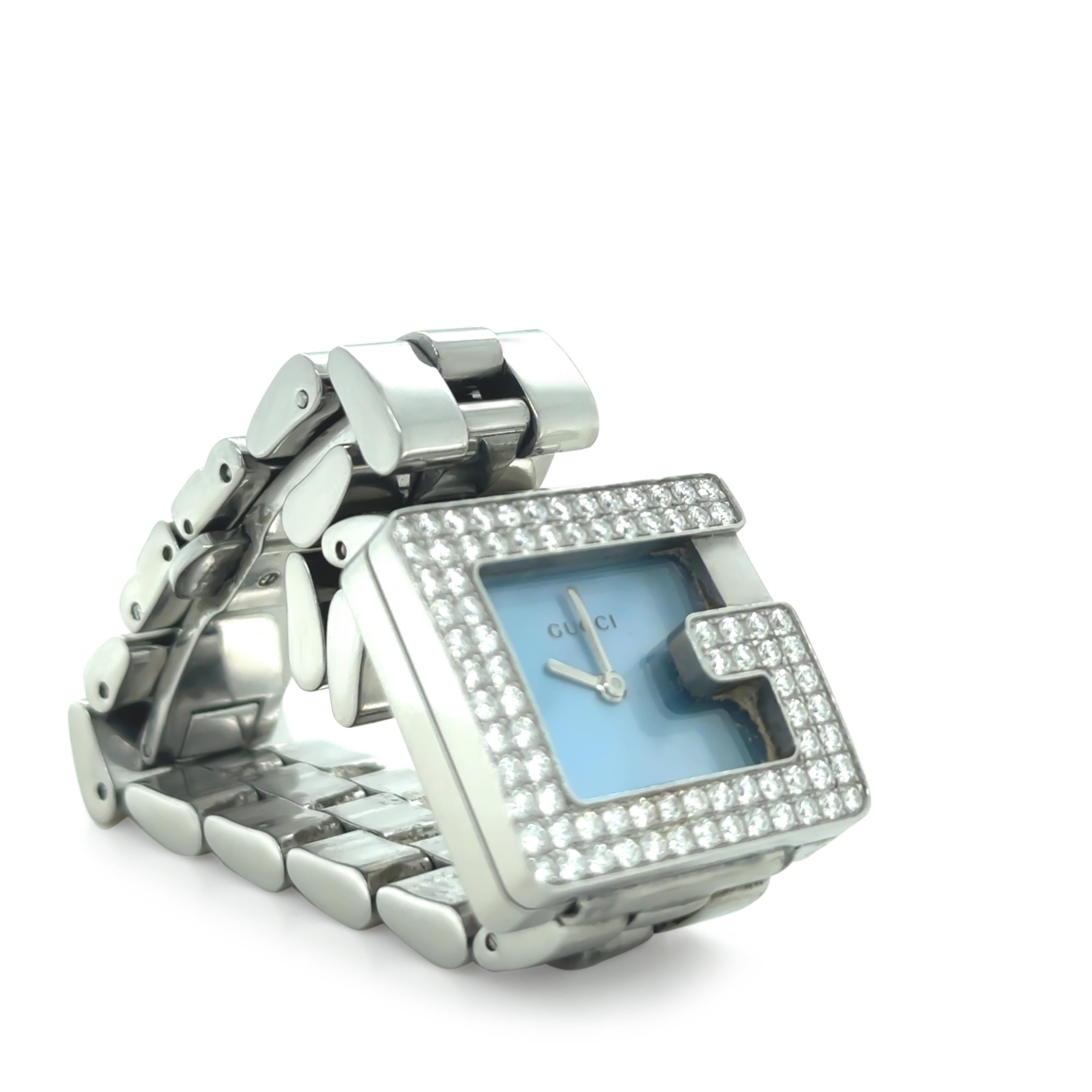 Cette élégante montre Gucci 3600L est fabriquée en acier inoxydable et présente un poids total de diamants de 1,00 carat, ajoutant une touche de luxe à son design contemporain. Doté d'un mouvement à quartz, d'un boîtier en acier et d'un bracelet en