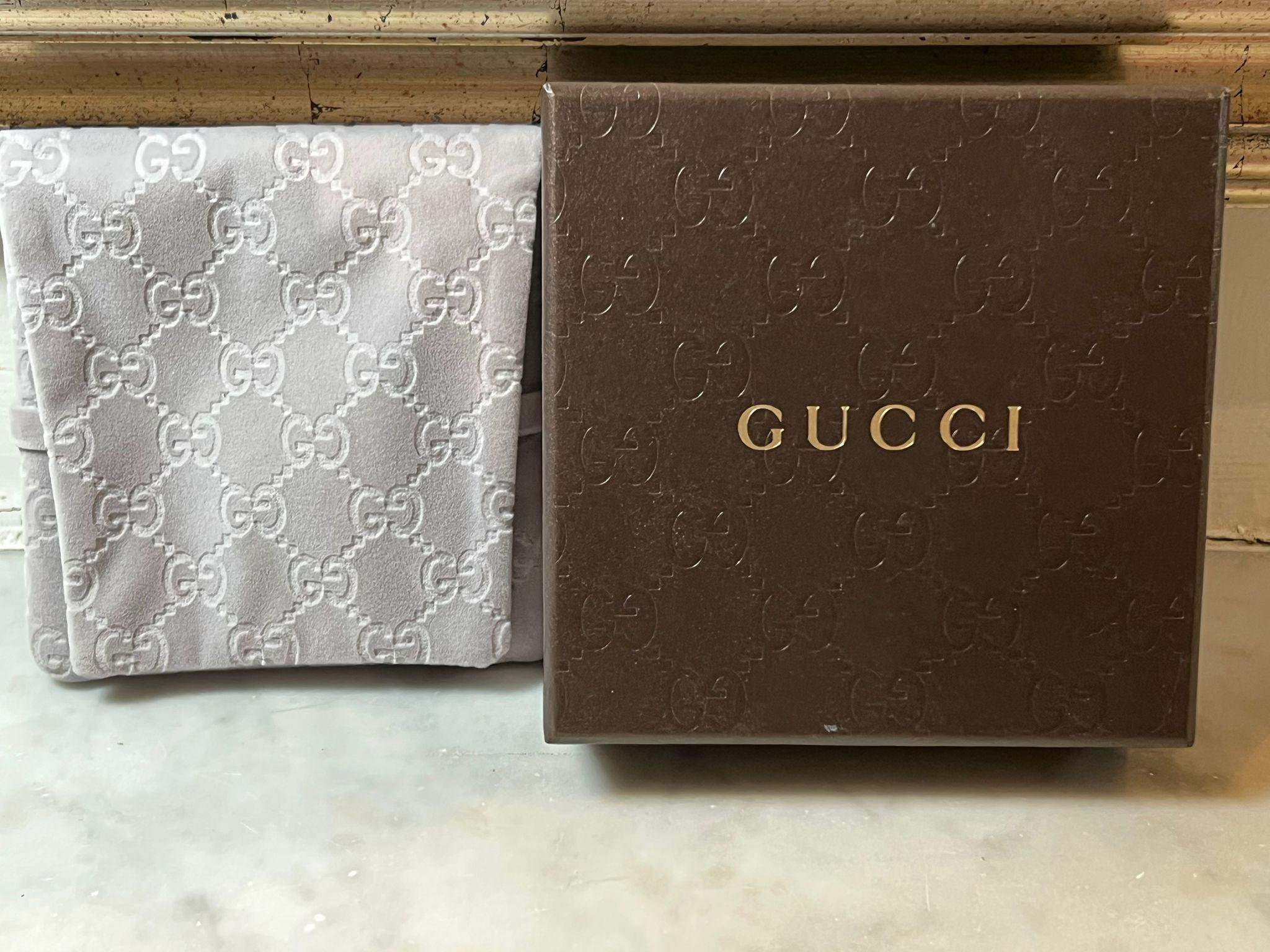 Montre Gucci en acier inoxydable avec diamants 1,00ct - 85,79g en vente 2