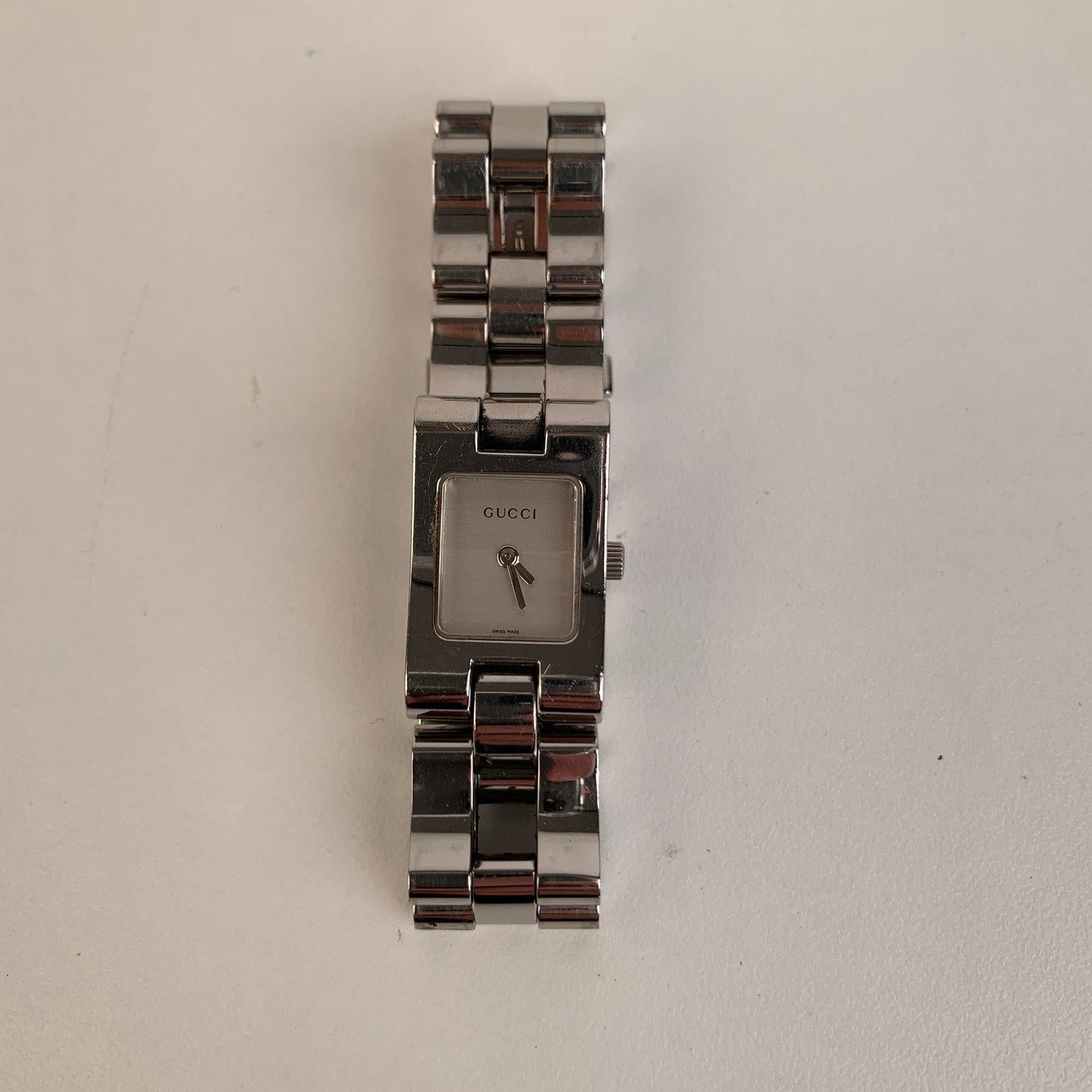 Description
Gucci 2305L stainless steel wrist watch. Stainless steel case (Approximately 28 mm x 17 mm). White Dial and Sapphire crystal. Swiss Made Quartz movement. Gucci written on face, clasp & reverse.Water Resistant to 3atm. Deployant Clasp.